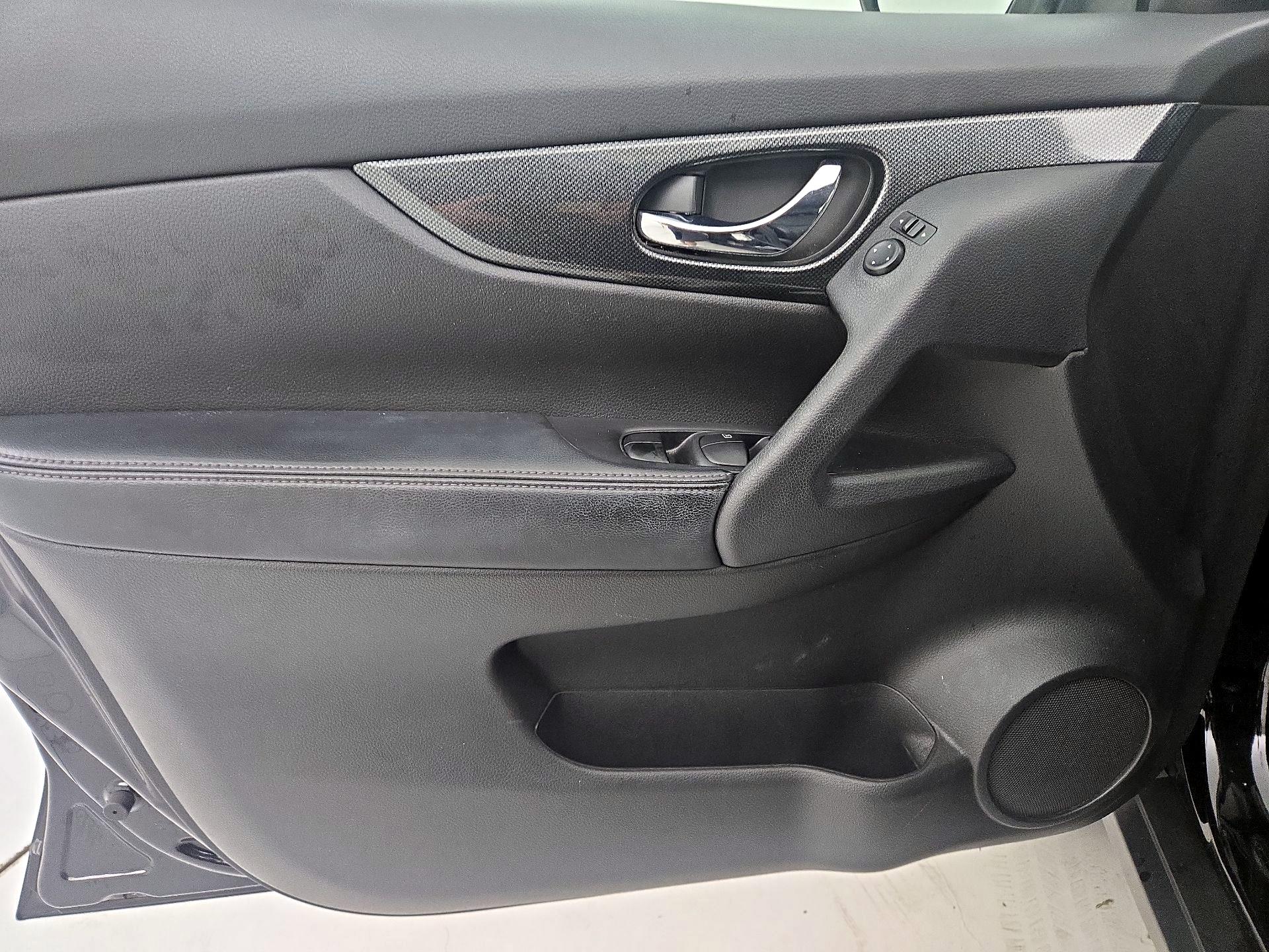 Thumbnail: 2015 Nissan Rogue - 12
