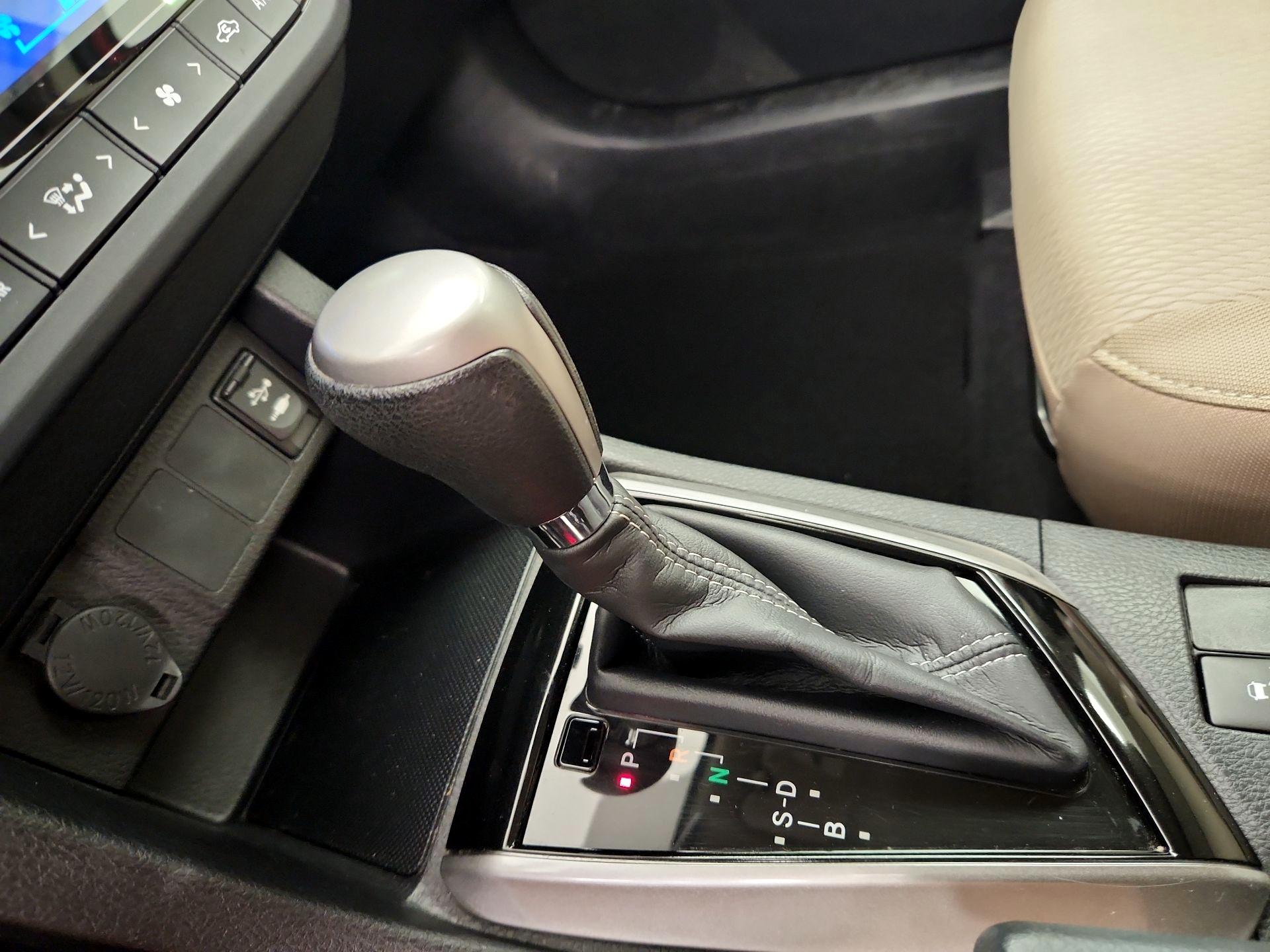 Thumbnail: 2015 Toyota Corolla - 17