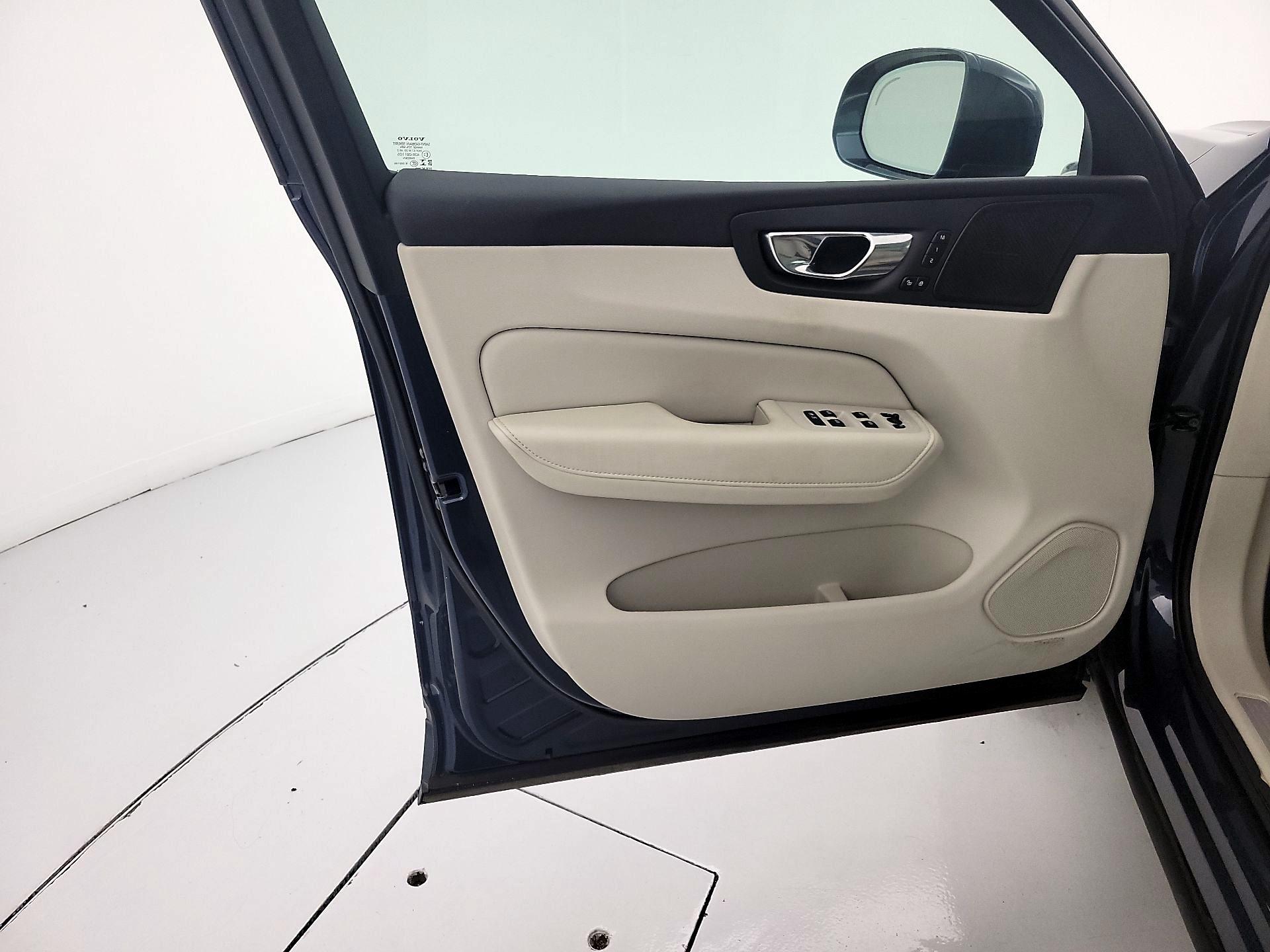 Thumbnail: 2022 Volvo XC60 - 12