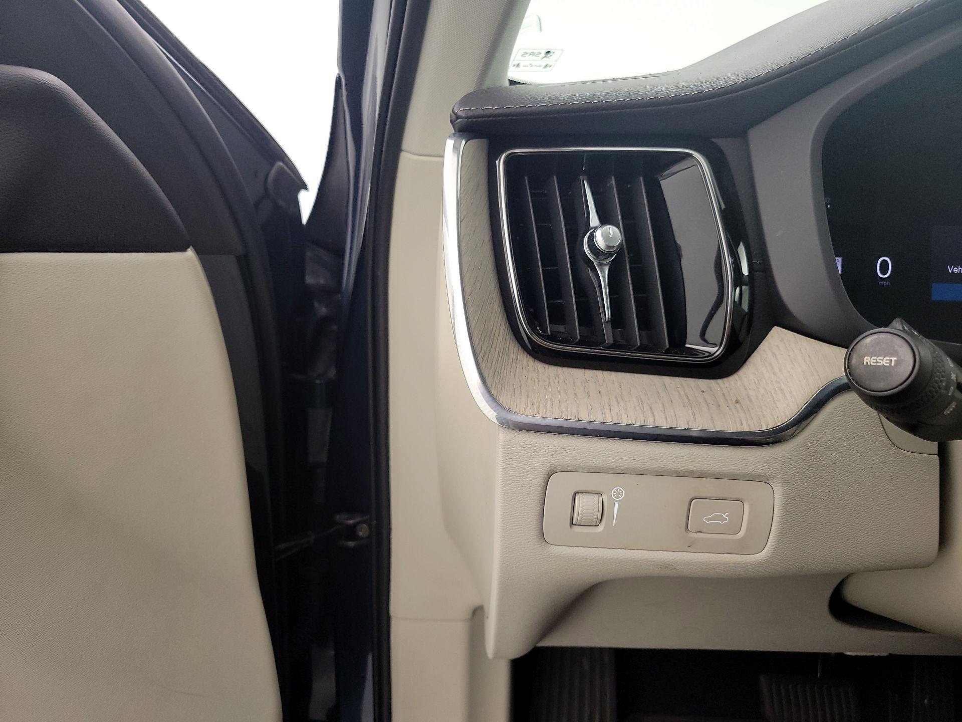 Thumbnail: 2022 Volvo XC60 - 13