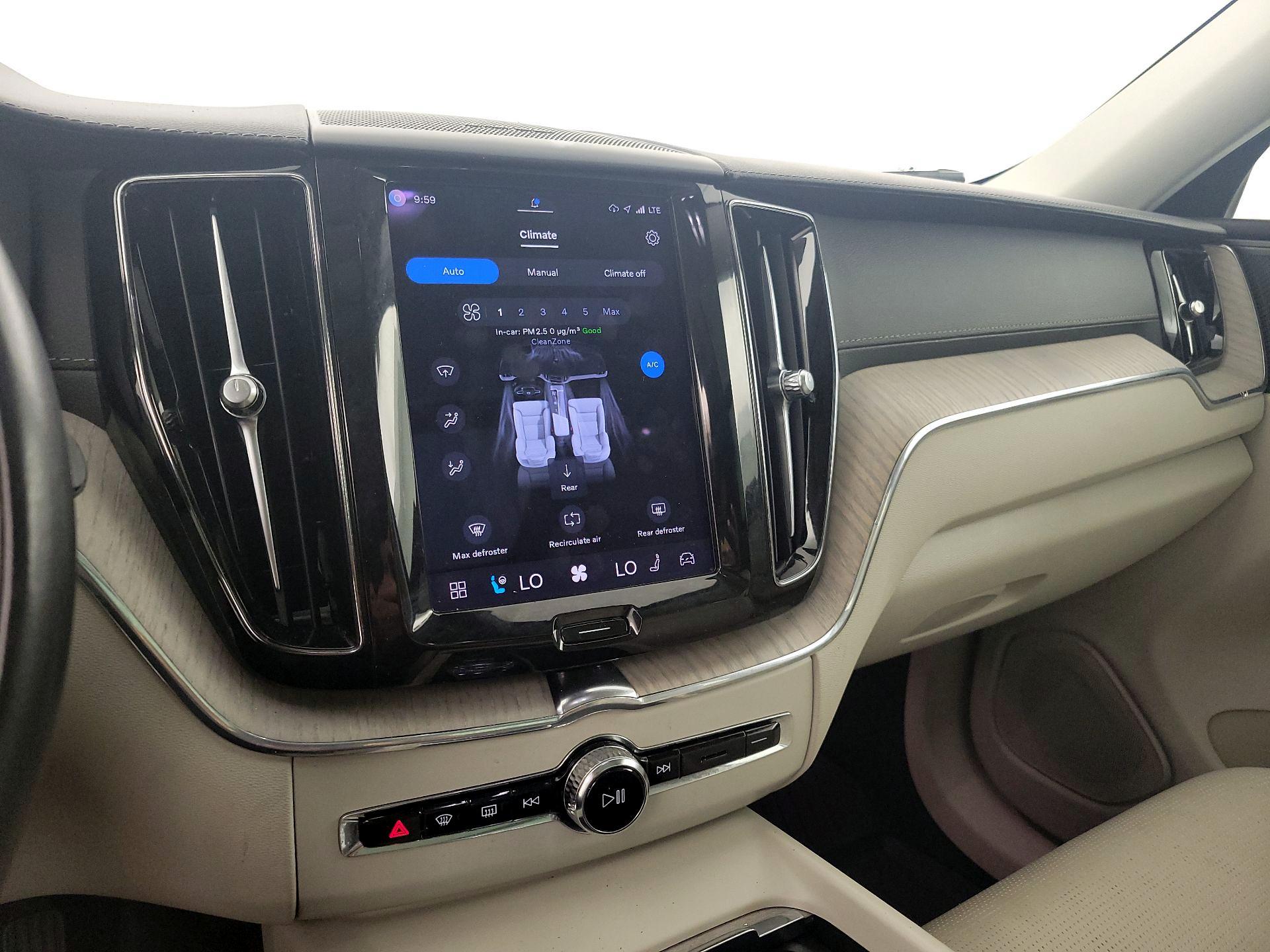 Thumbnail: 2022 Volvo XC60 - 17