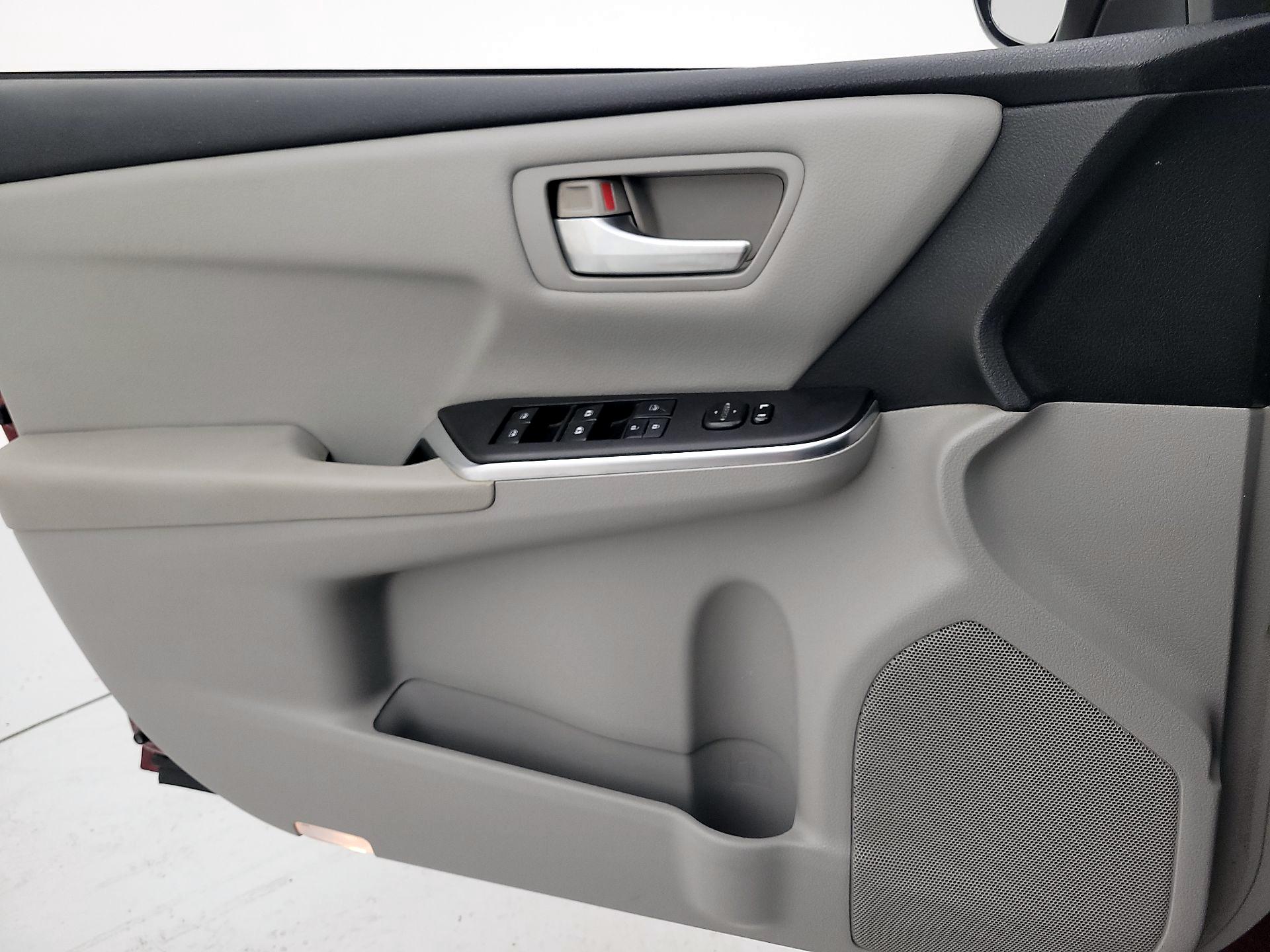 Thumbnail: 2016 Toyota Camry - 12