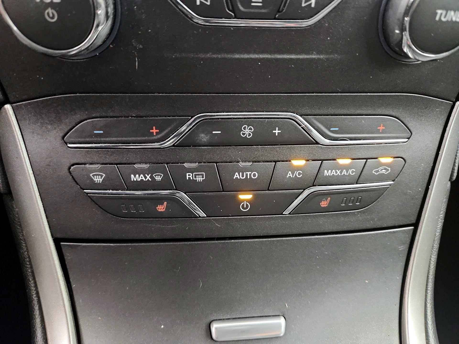 Thumbnail: 2016 Ford Edge - 17