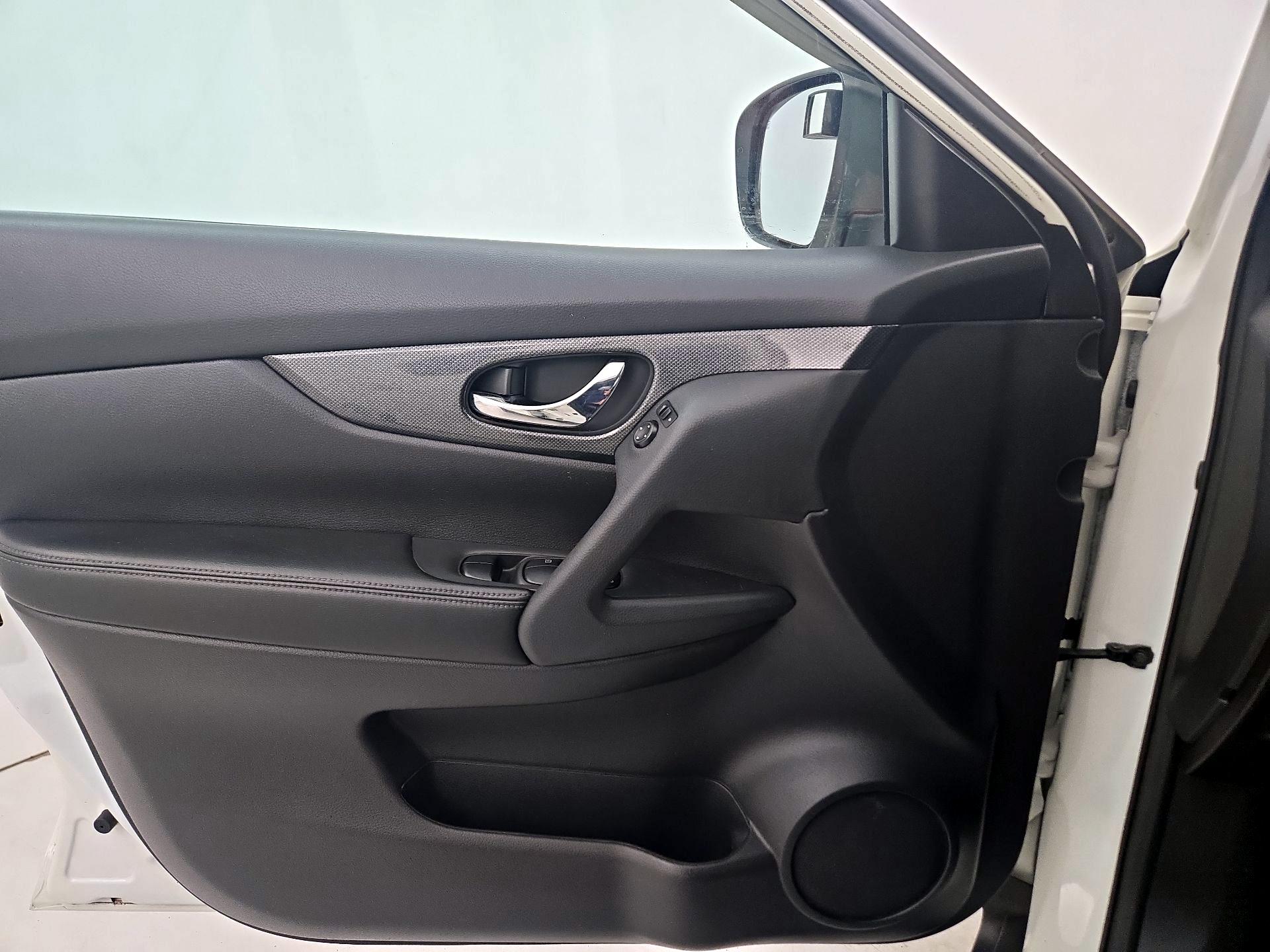 Thumbnail: 2016 Nissan Rogue - 12
