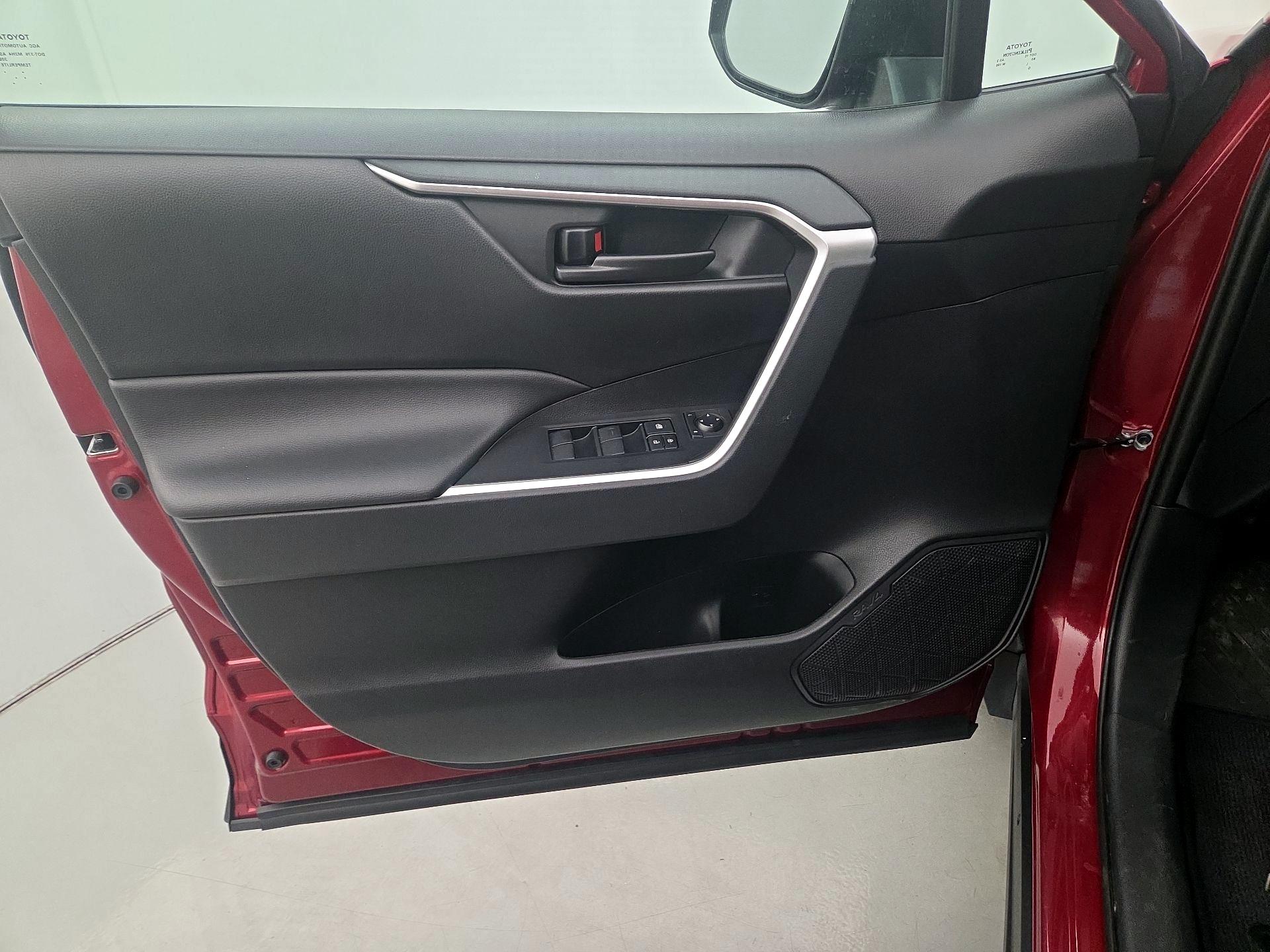 Thumbnail: 2020 Toyota RAV4 - 12