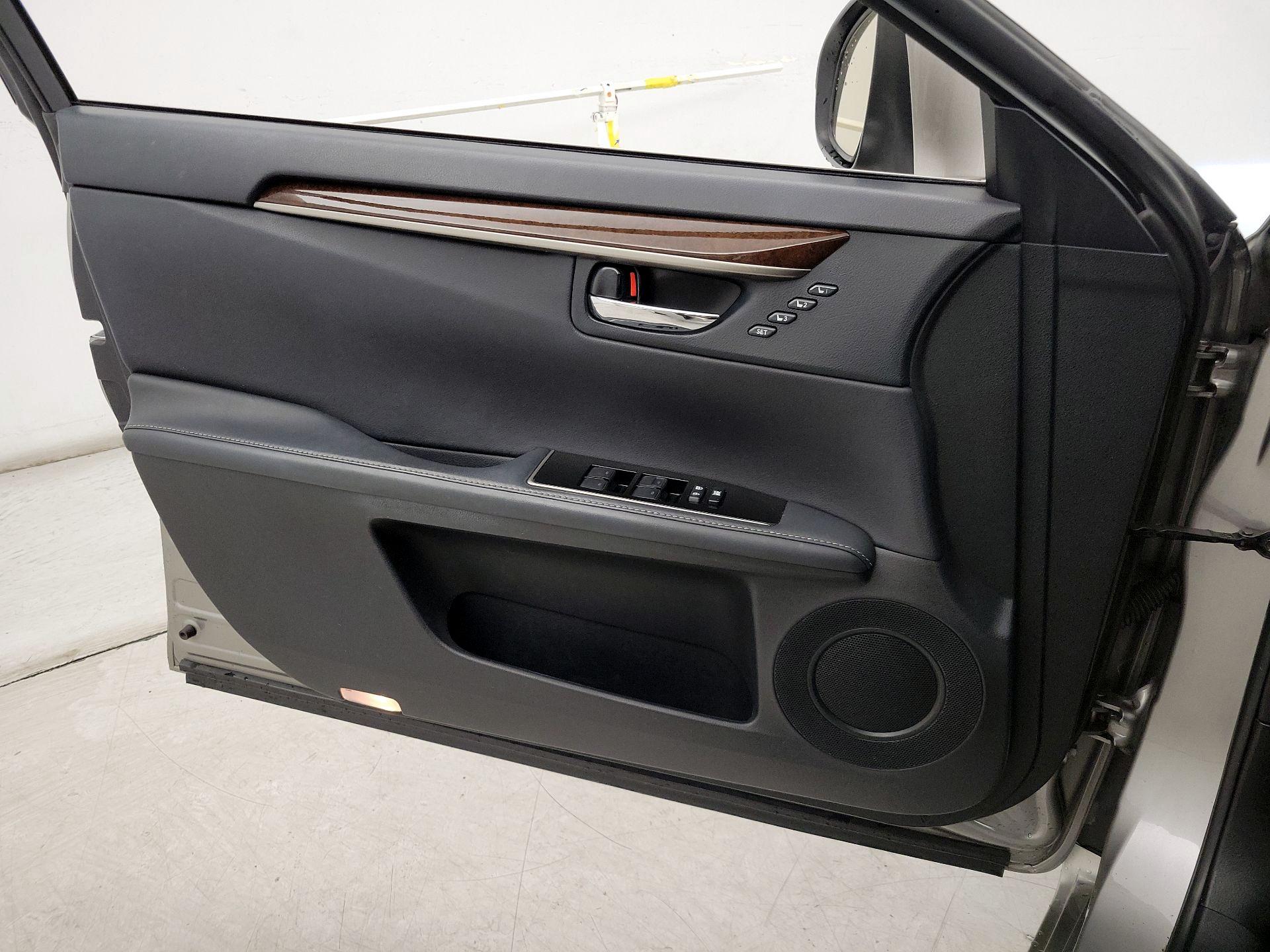 Thumbnail: 2016 Lexus ES - 12