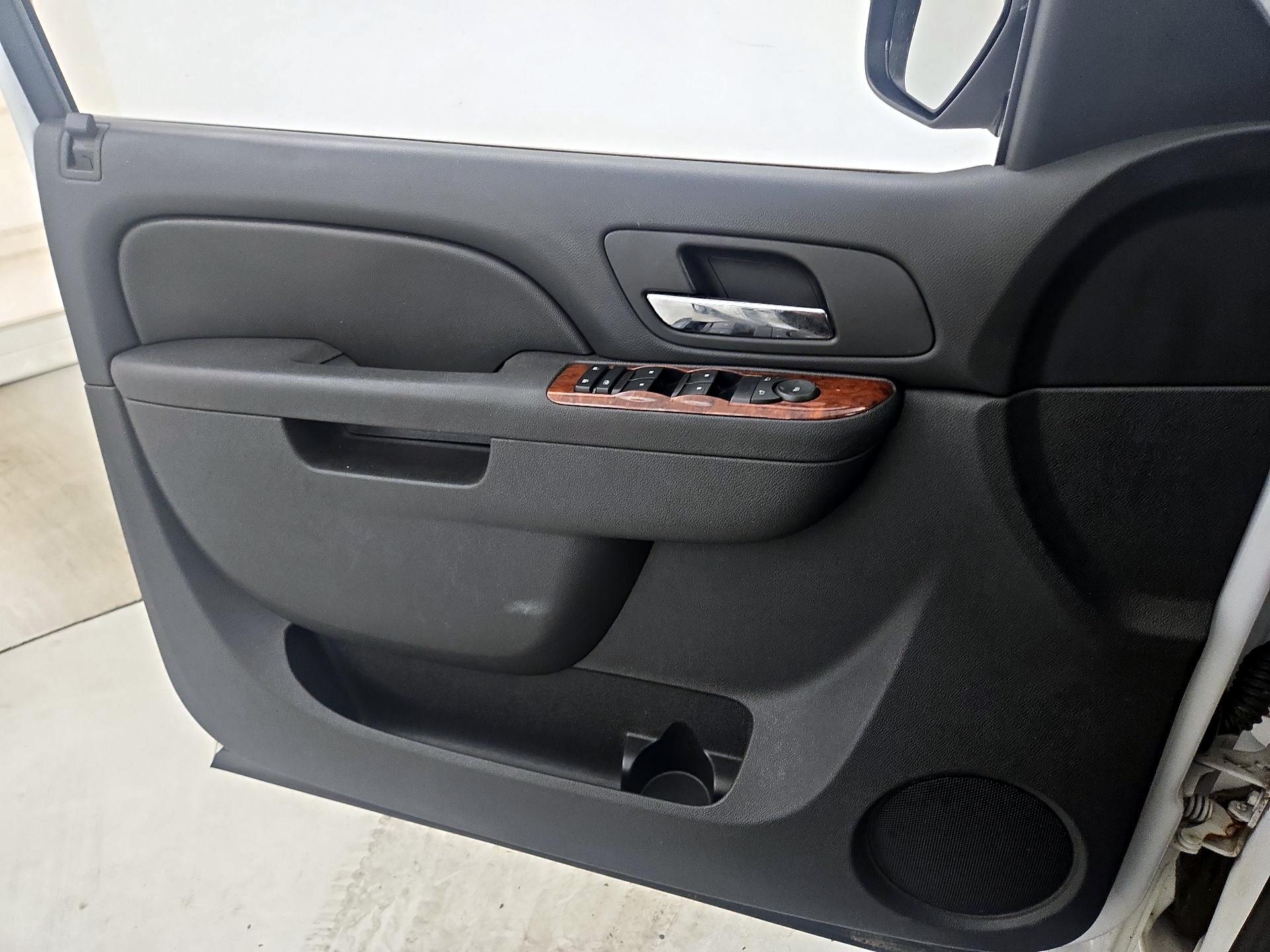 Thumbnail: 2014 Chevrolet Suburban - 12