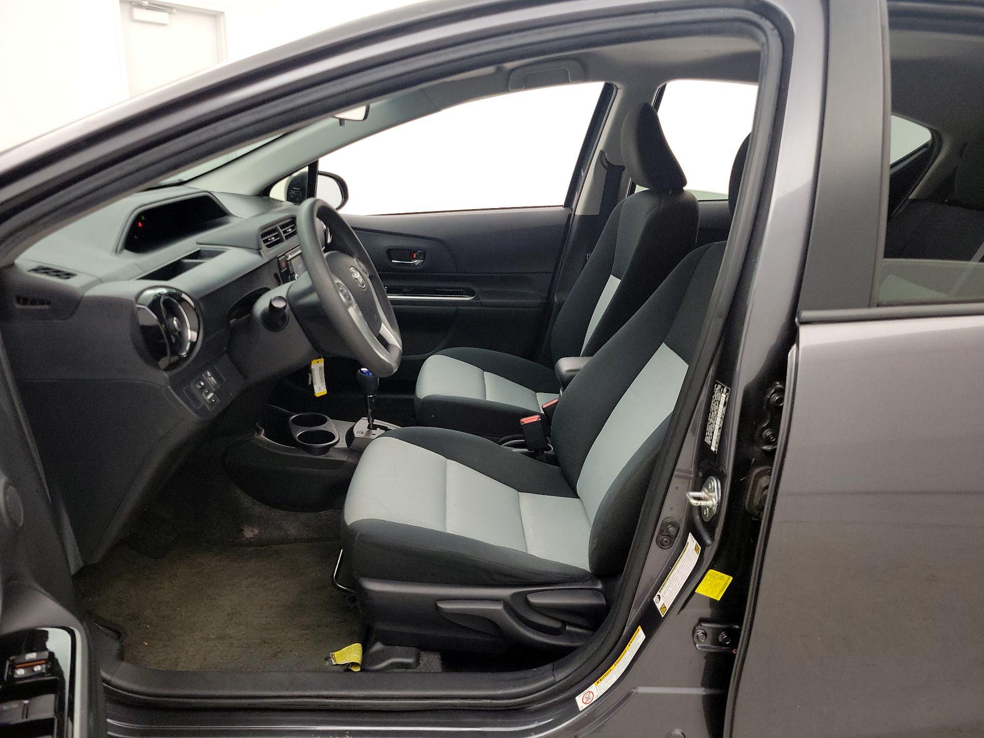 Thumbnail: 2016 Toyota Prius c - 11