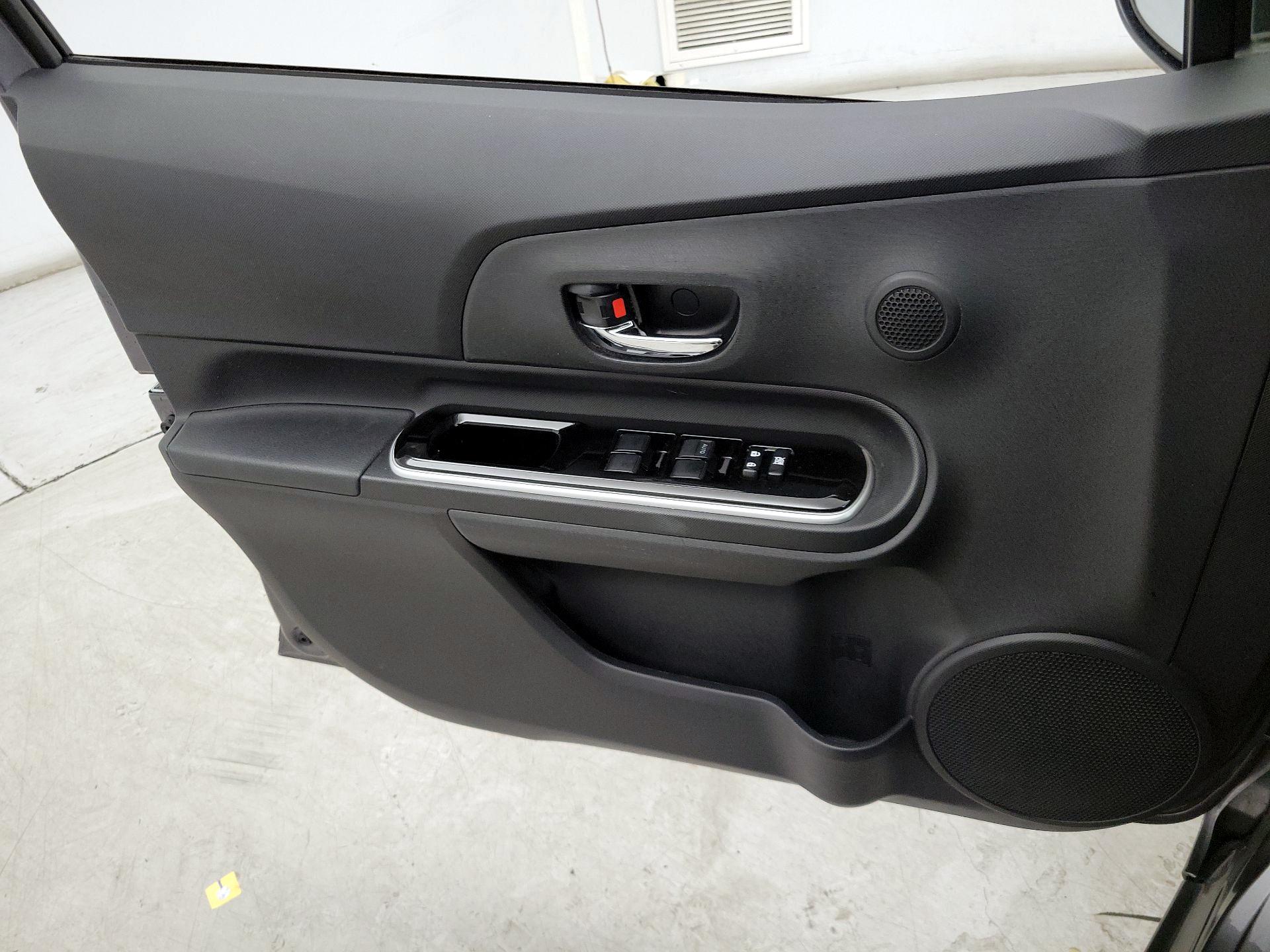 Thumbnail: 2016 Toyota Prius c - 12