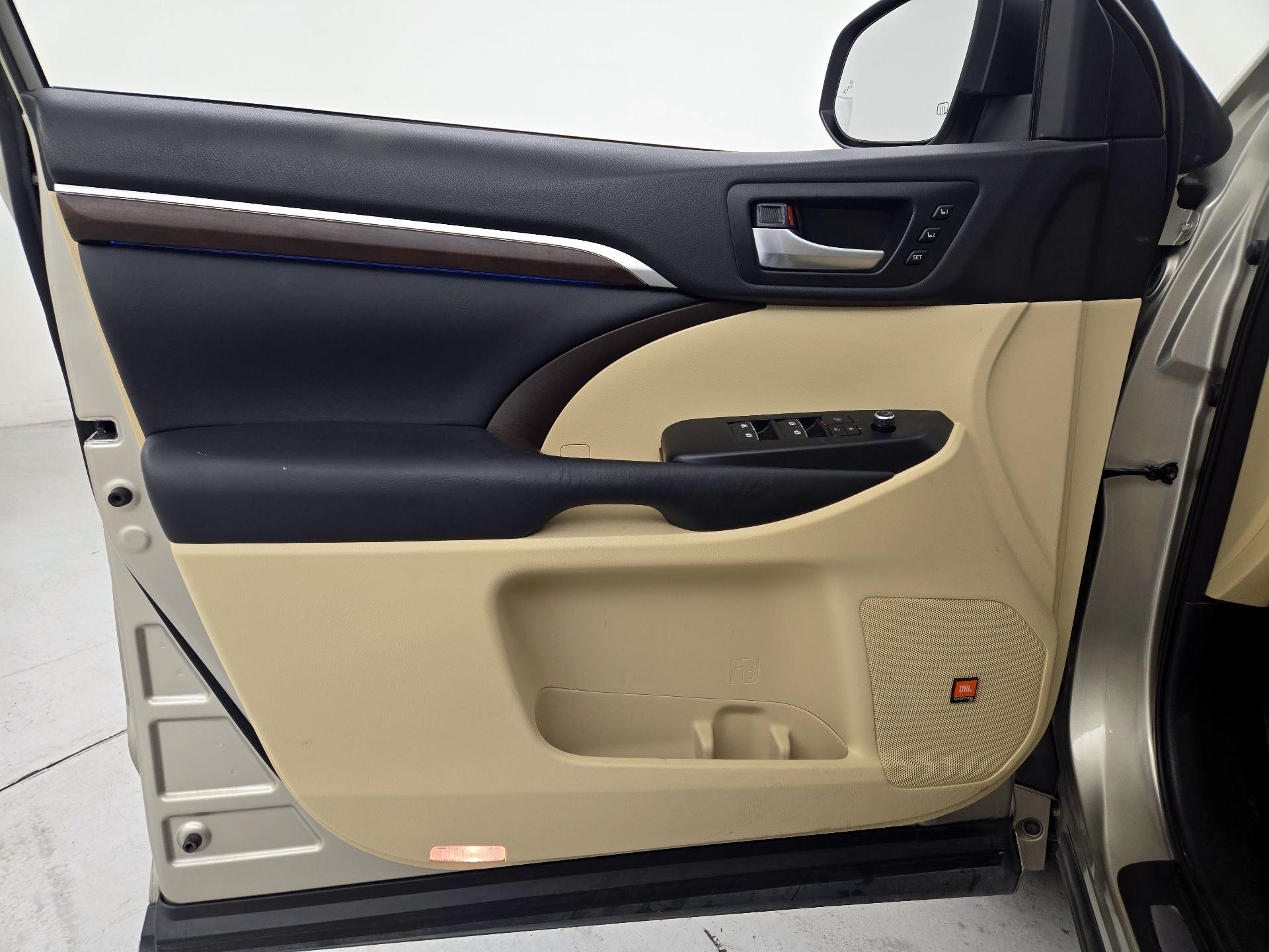 Thumbnail: 2015 Toyota Highlander - 12