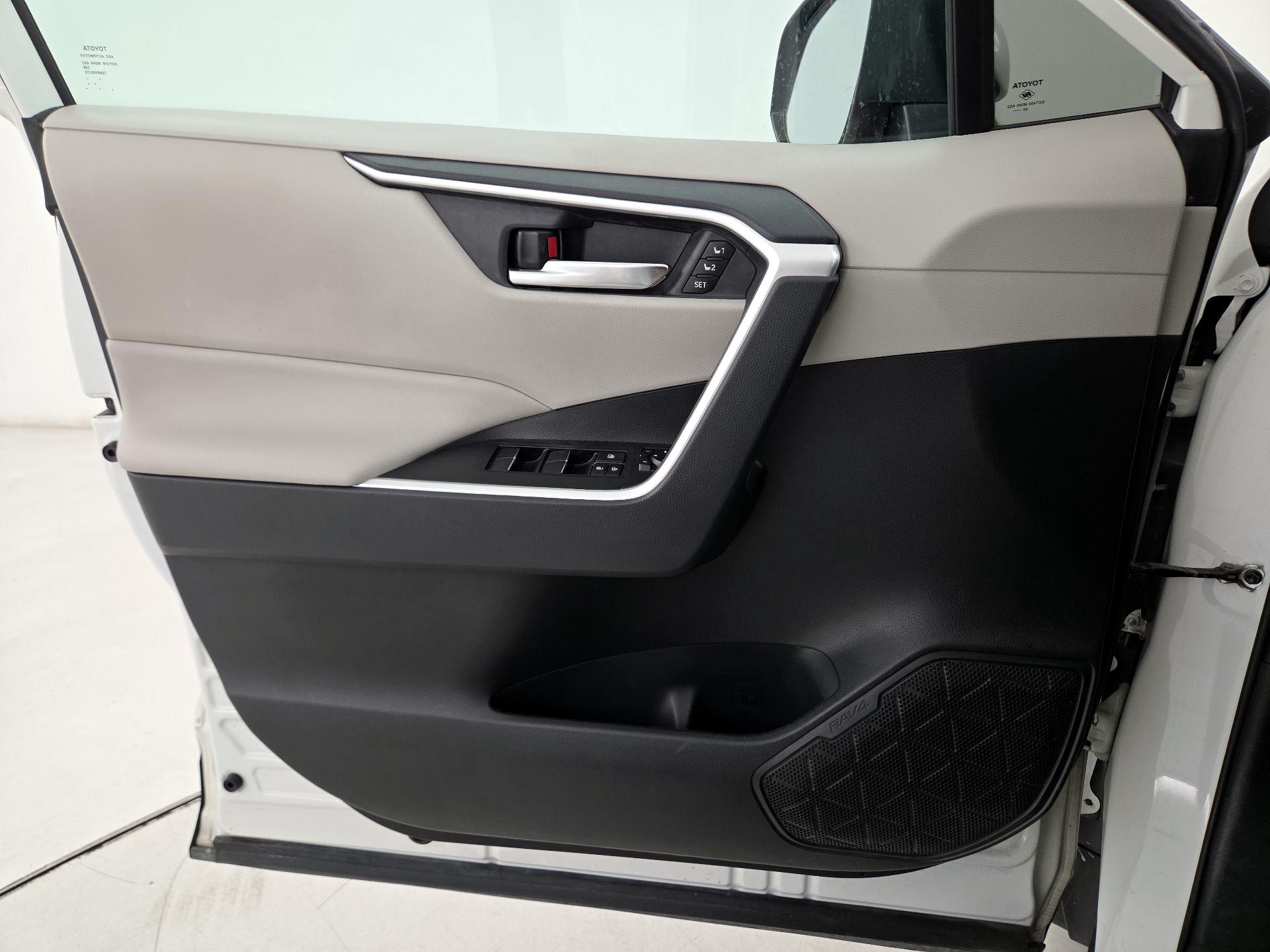 Thumbnail: 2021 Toyota RAV4 - 12