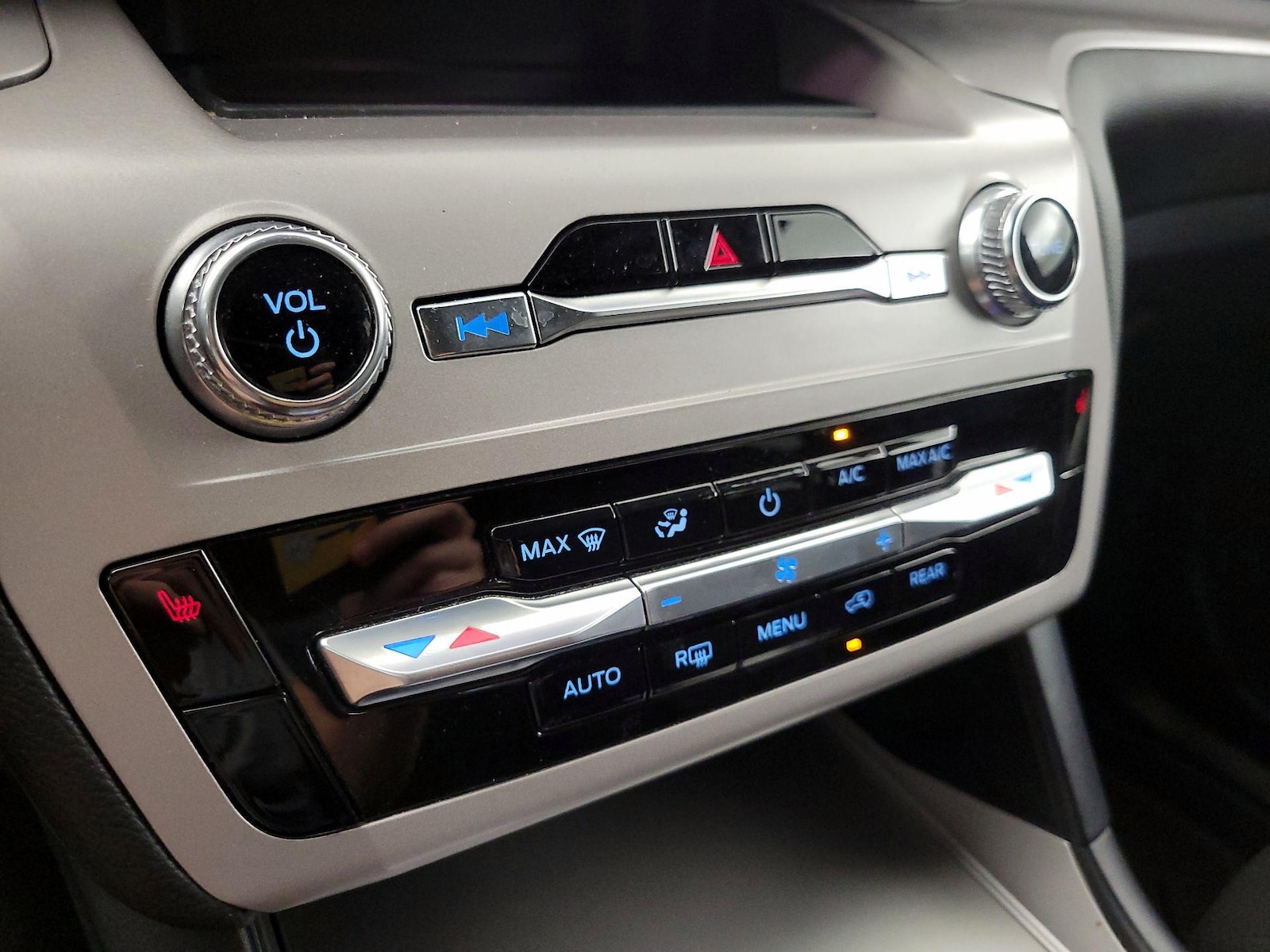 2023 Ford Explorer XLT - Photo 17