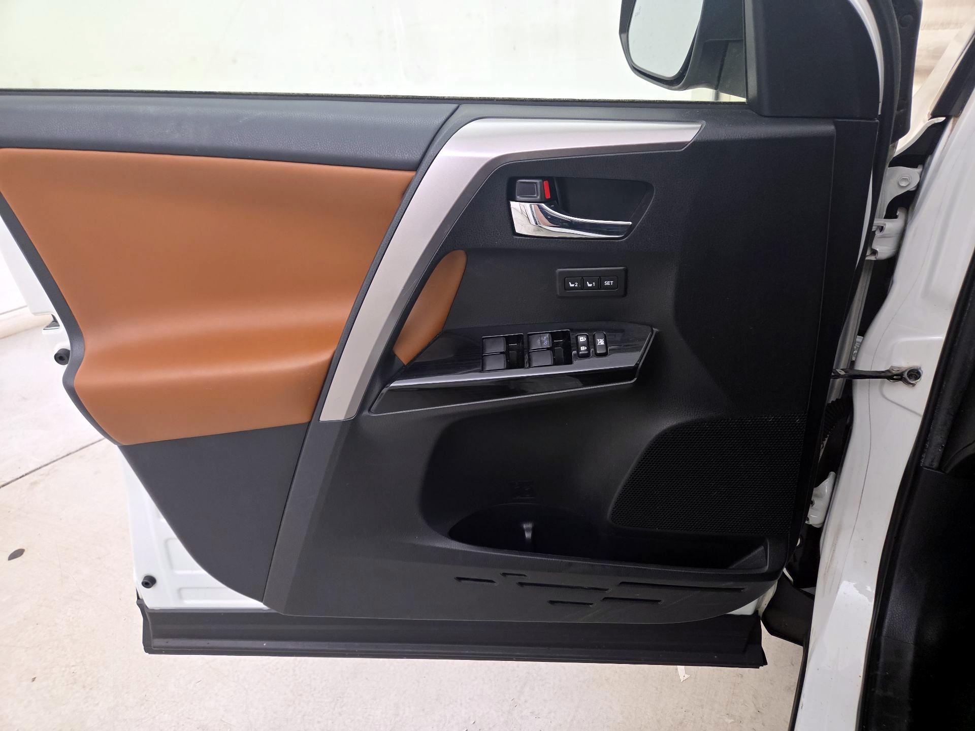 Thumbnail: 2016 Toyota RAV4 - 12