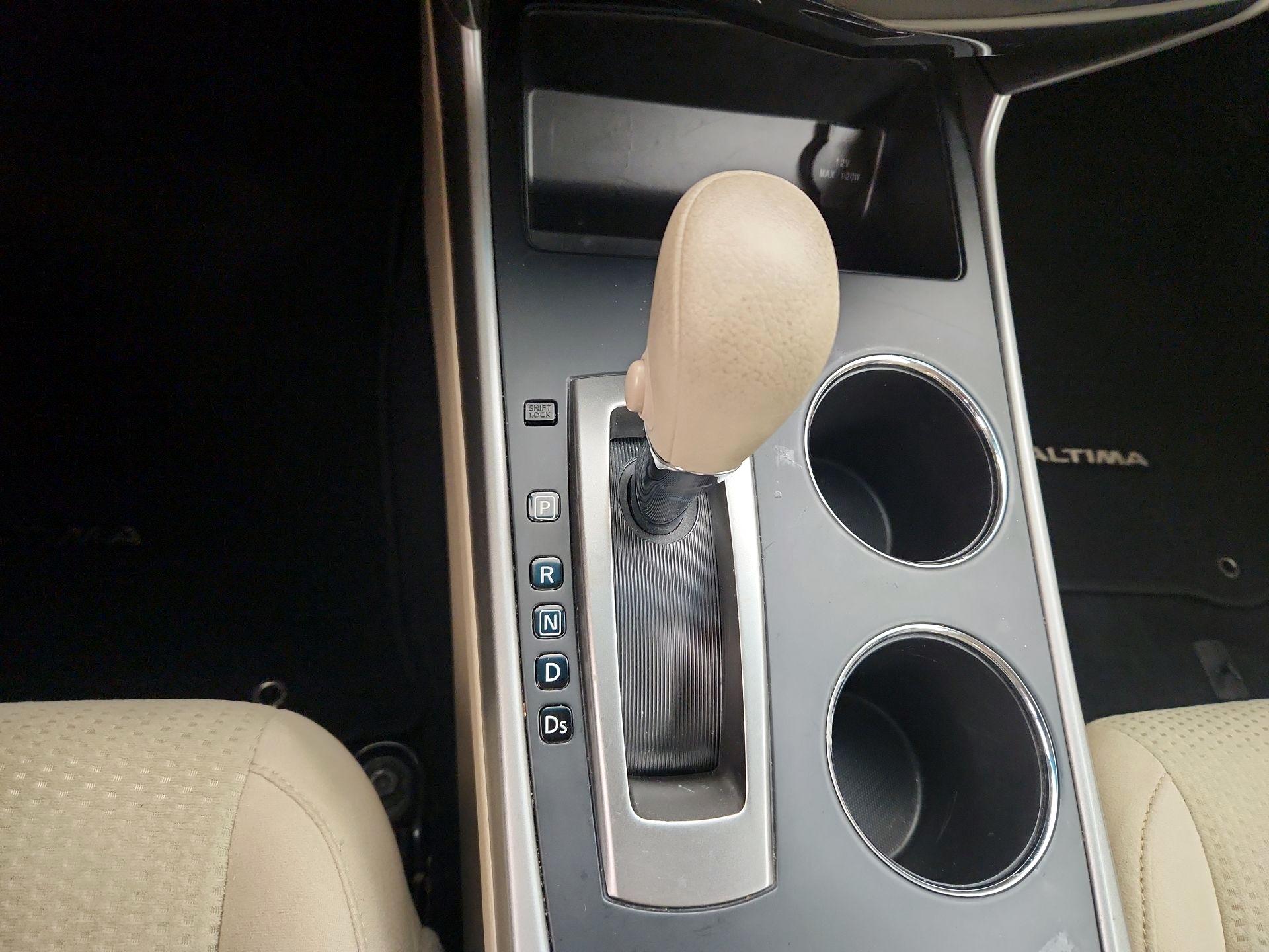Thumbnail: 2015 Nissan Altima - 16