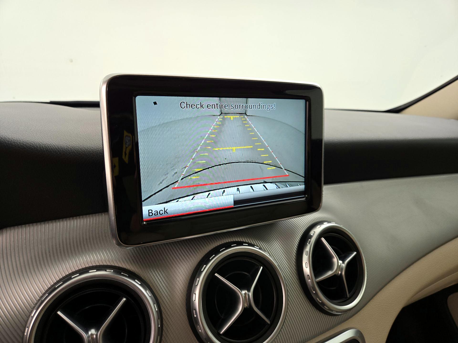 Thumbnail: 2015 Mercedes-Benz GLA - 15