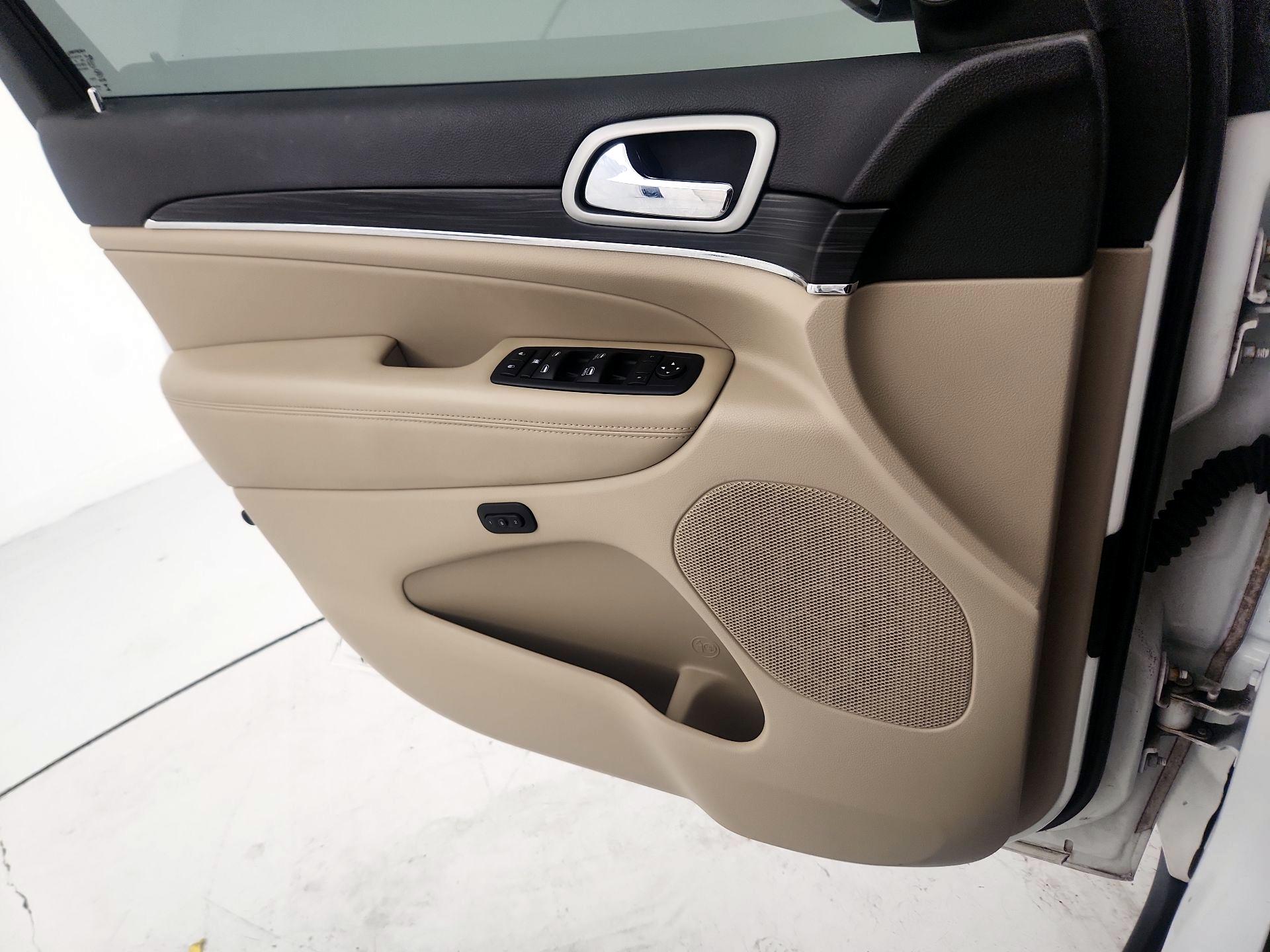 Thumbnail: 2020 Jeep Grand Cherokee - 12