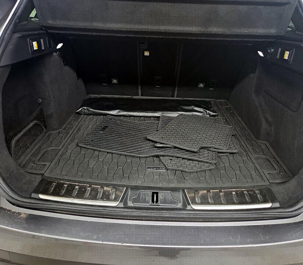 Trunk/Cargo (Seats Up)
