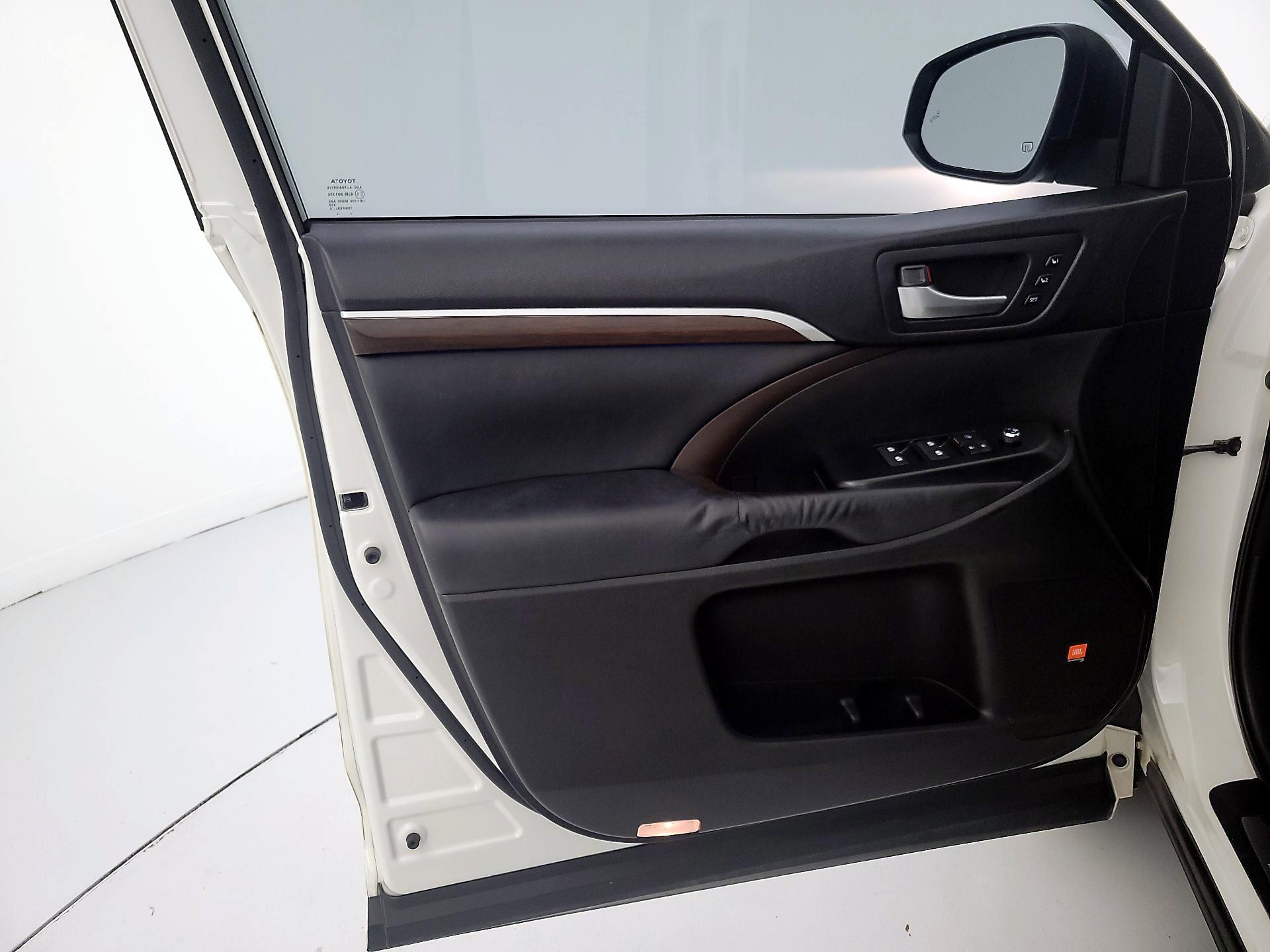Thumbnail: 2015 Toyota Highlander - 12