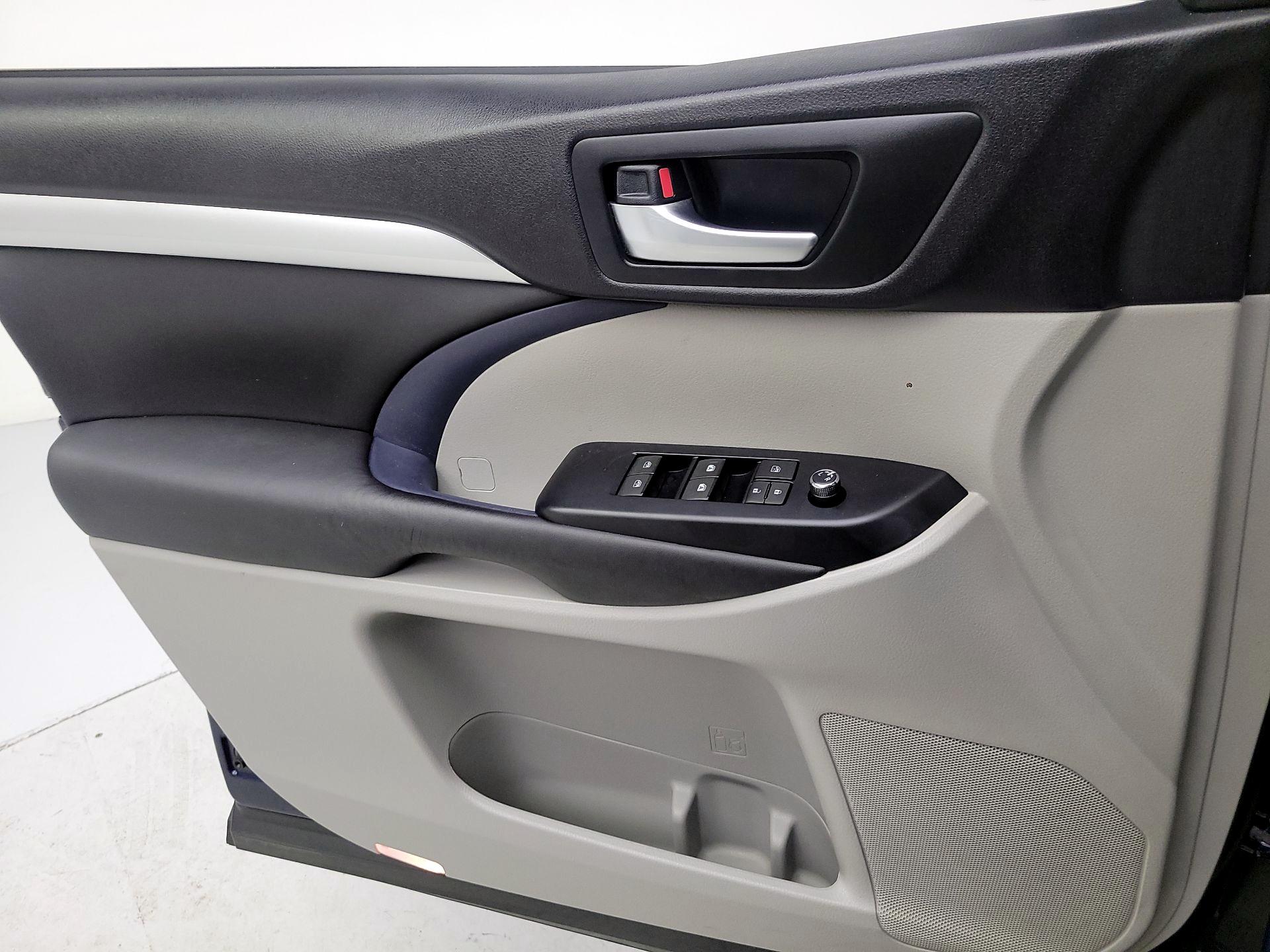 Thumbnail: 2016 Toyota Highlander - 12