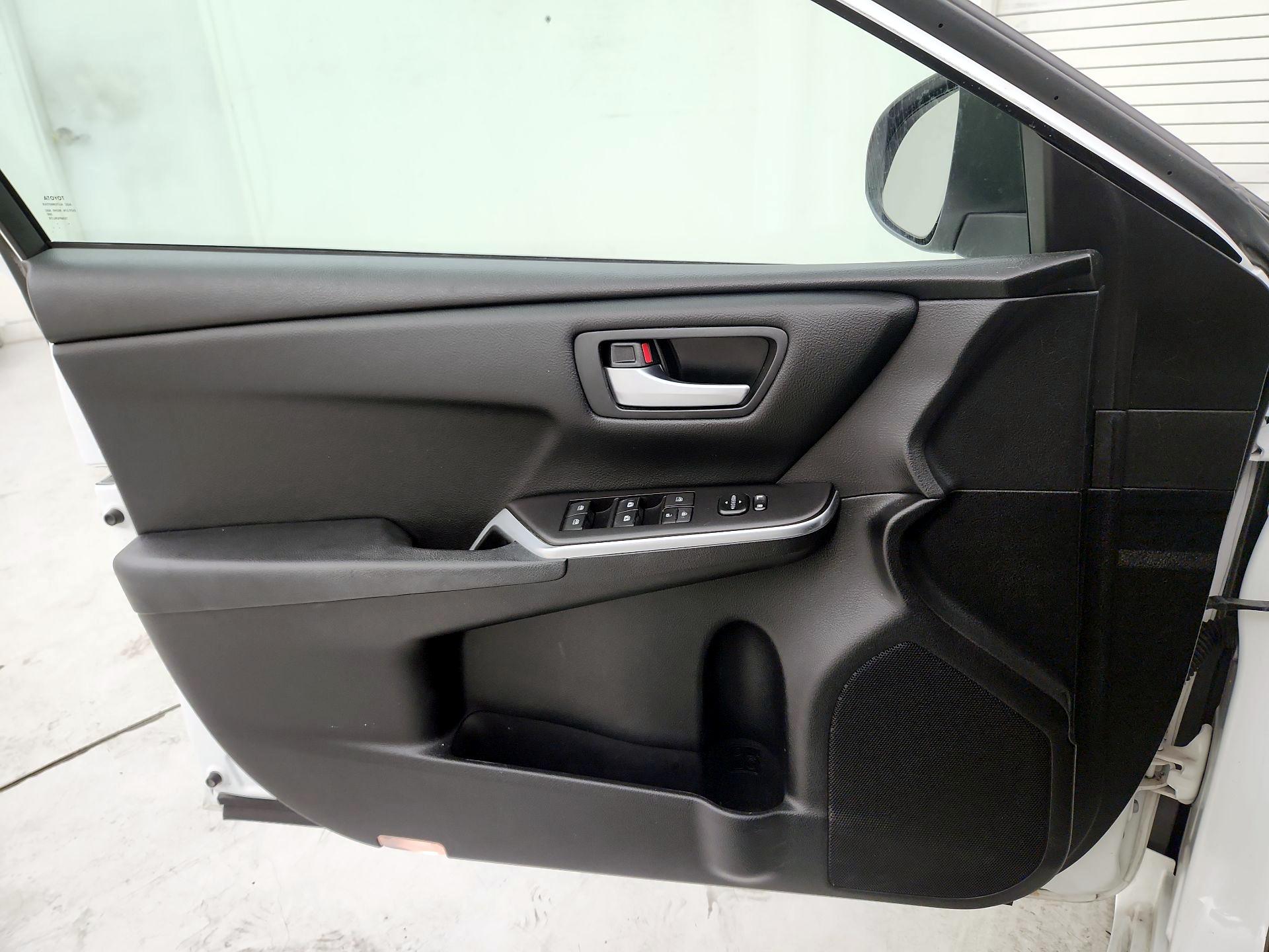 Thumbnail: 2016 Toyota Camry - 12