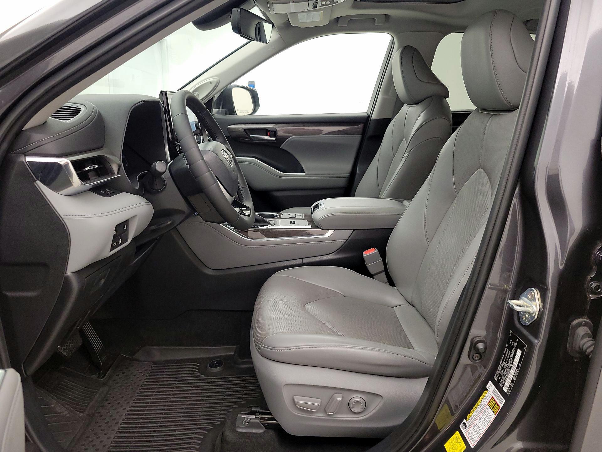 Thumbnail: 2023 Toyota Highlander - 11