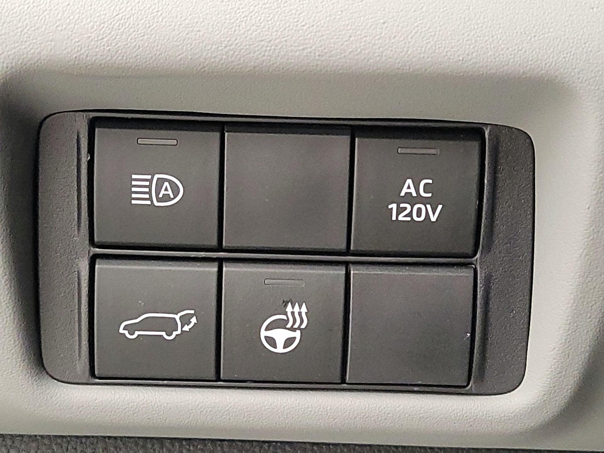Thumbnail: 2023 Toyota Highlander - 13