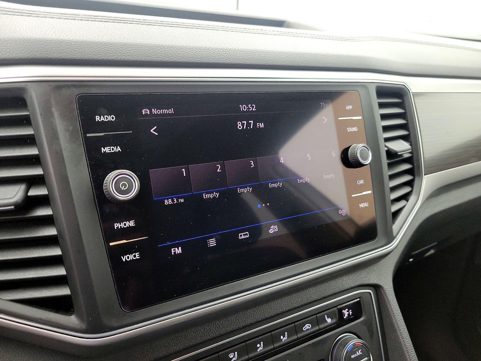 2018 Volkswagen Atlas SE w/Tech - Photo 16