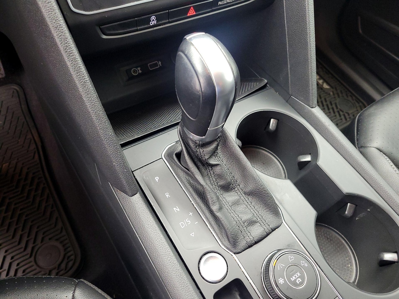 2018 Volkswagen Atlas SE w/Tech - Photo 18