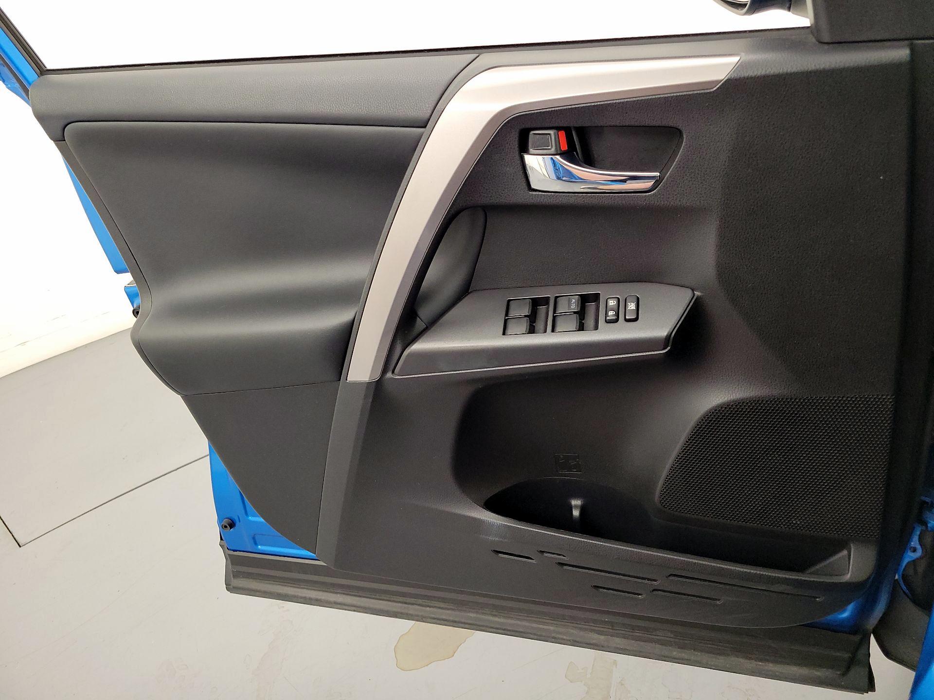 Thumbnail: 2016 Toyota RAV4 - 12