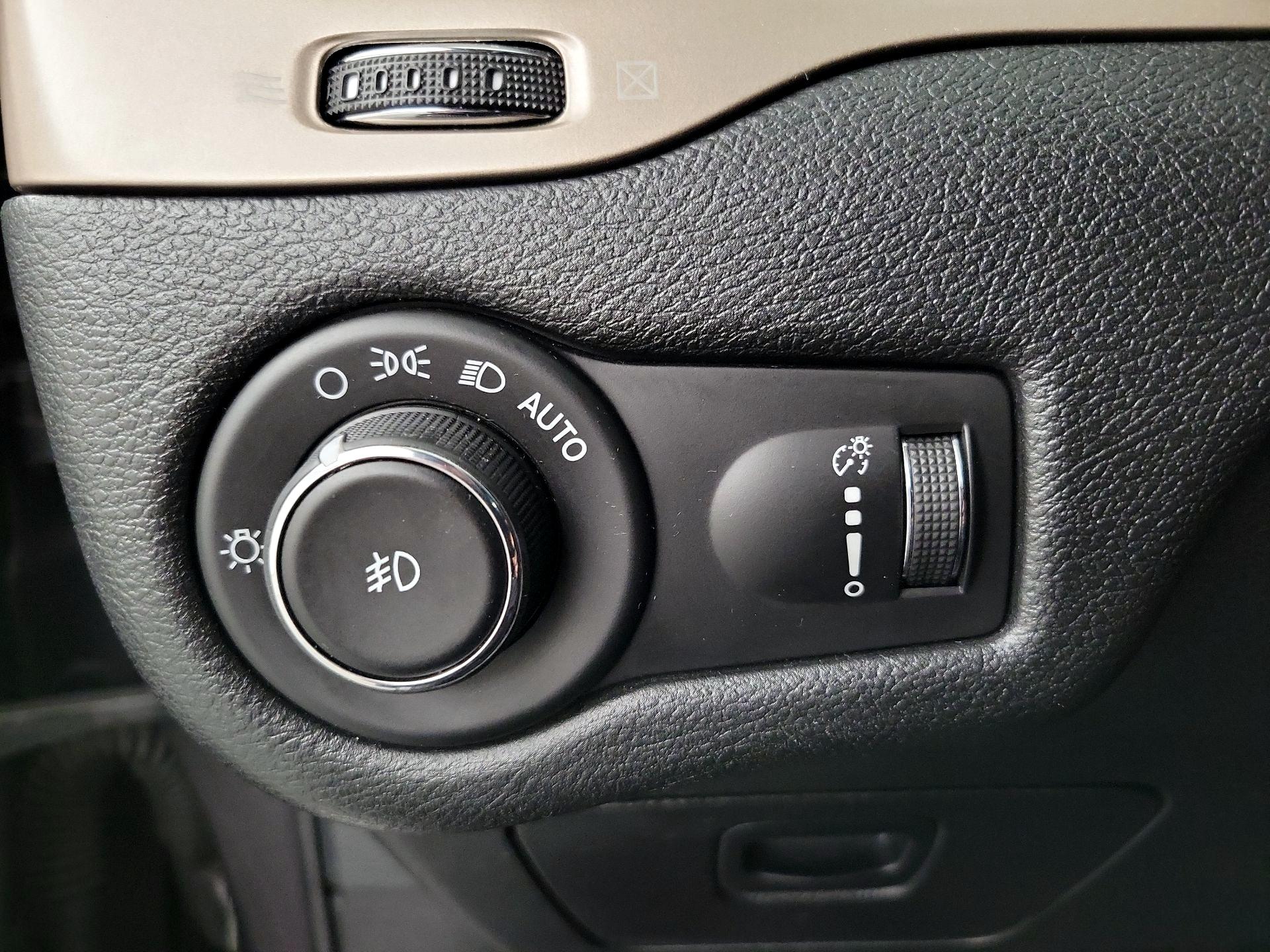 Thumbnail: 2018 Jeep Cherokee - 13