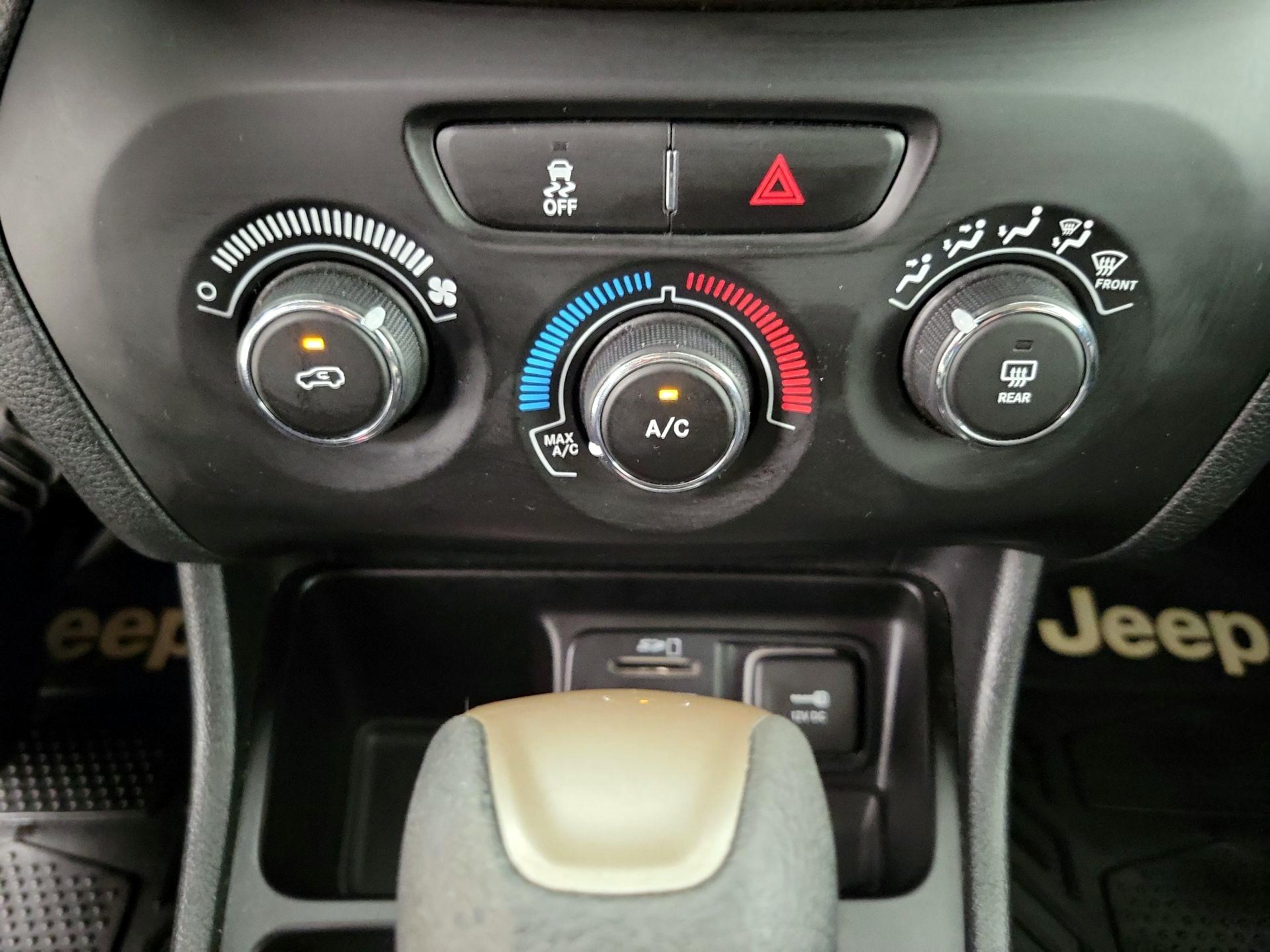 Thumbnail: 2018 Jeep Cherokee - 16