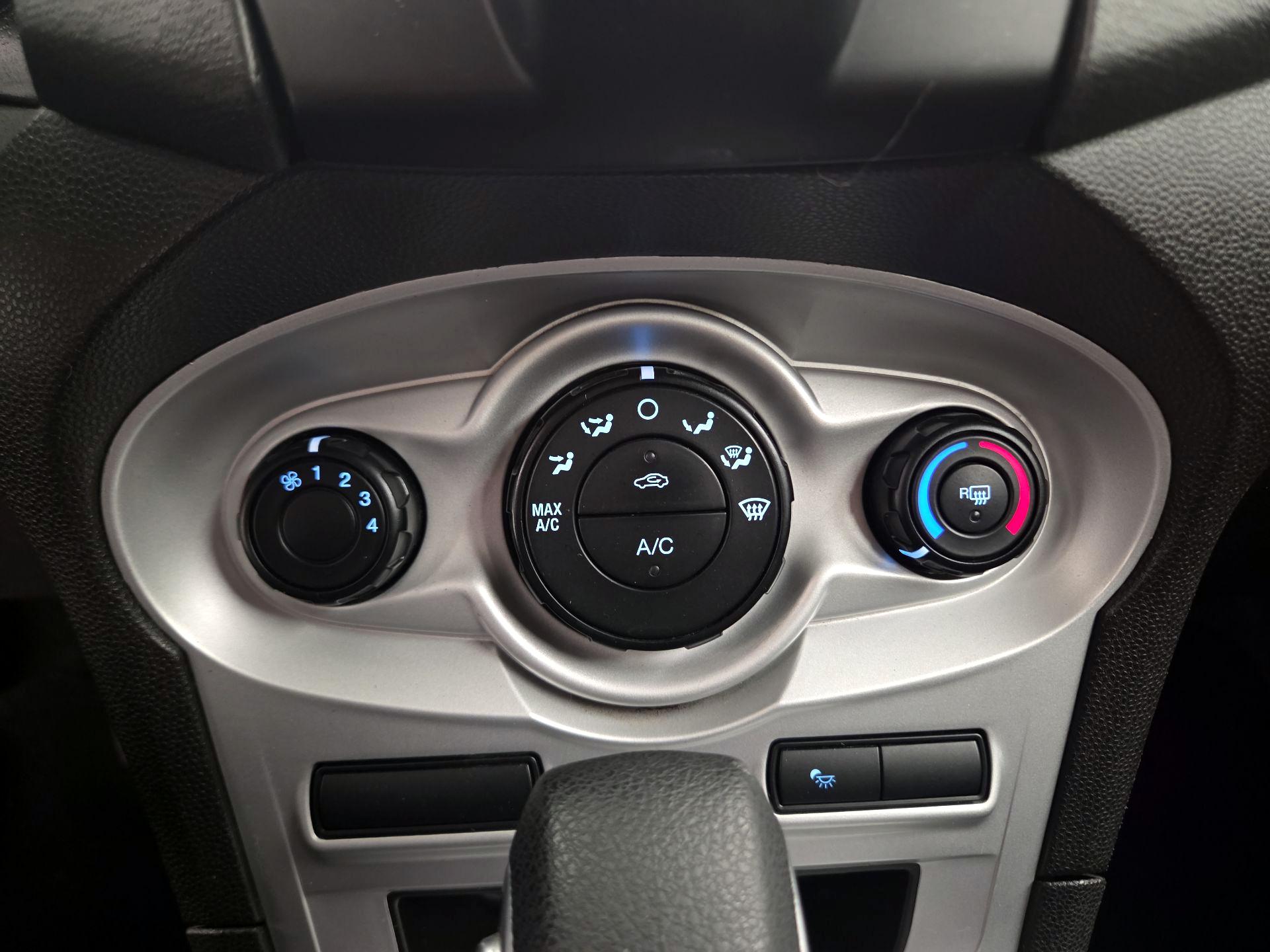 Thumbnail: 2014 Ford Fiesta - 15