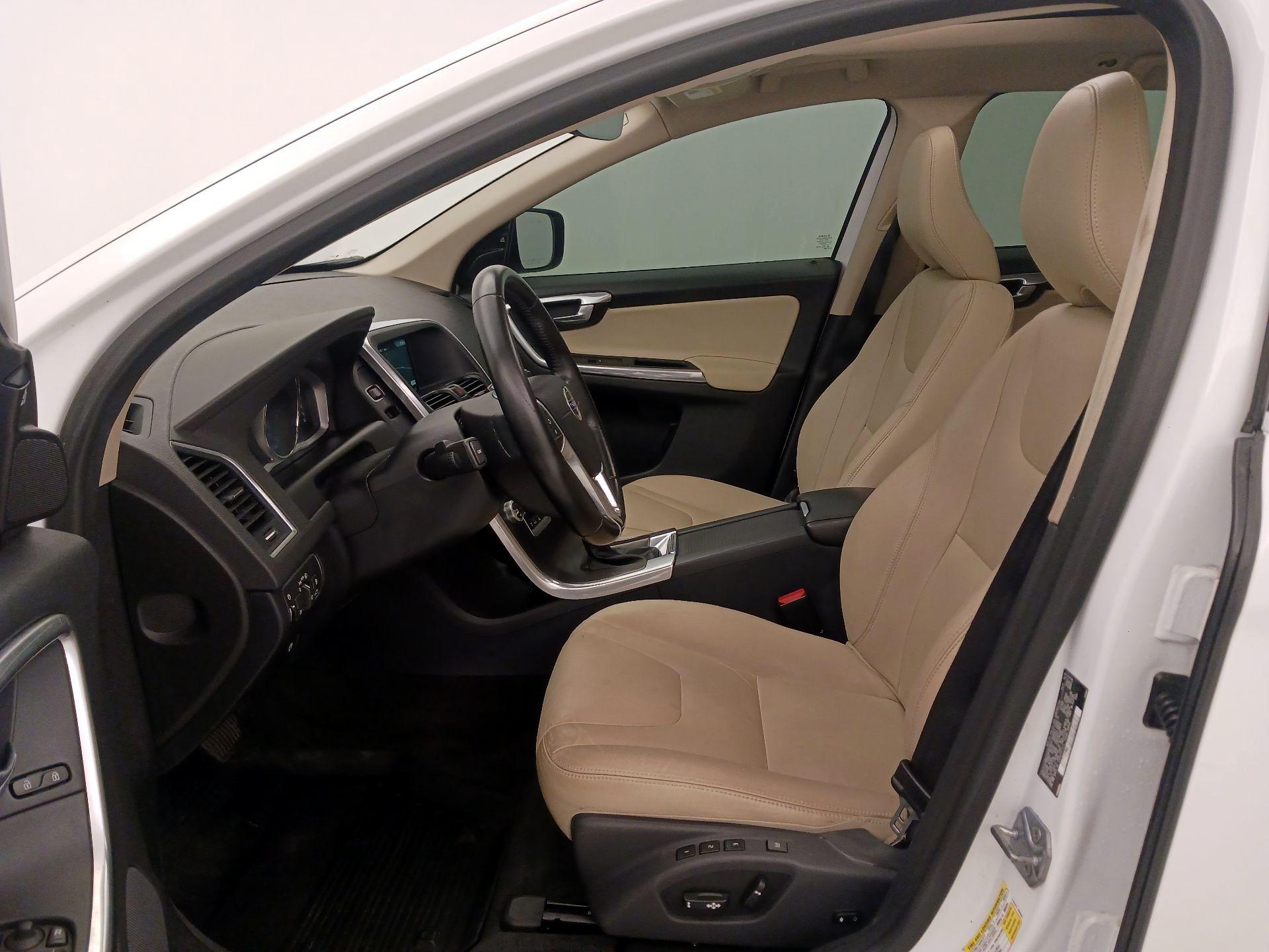 Thumbnail: 2016 Volvo XC60 - 11
