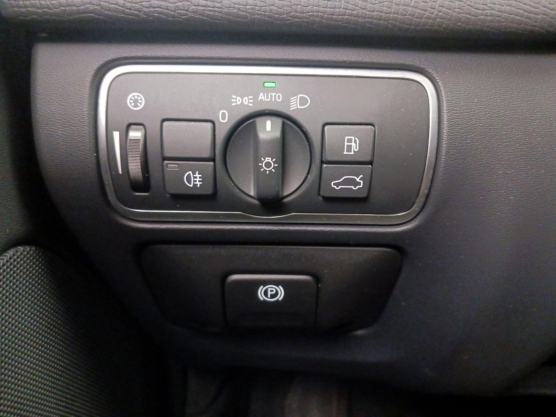 Thumbnail: 2016 Volvo XC60 - 13