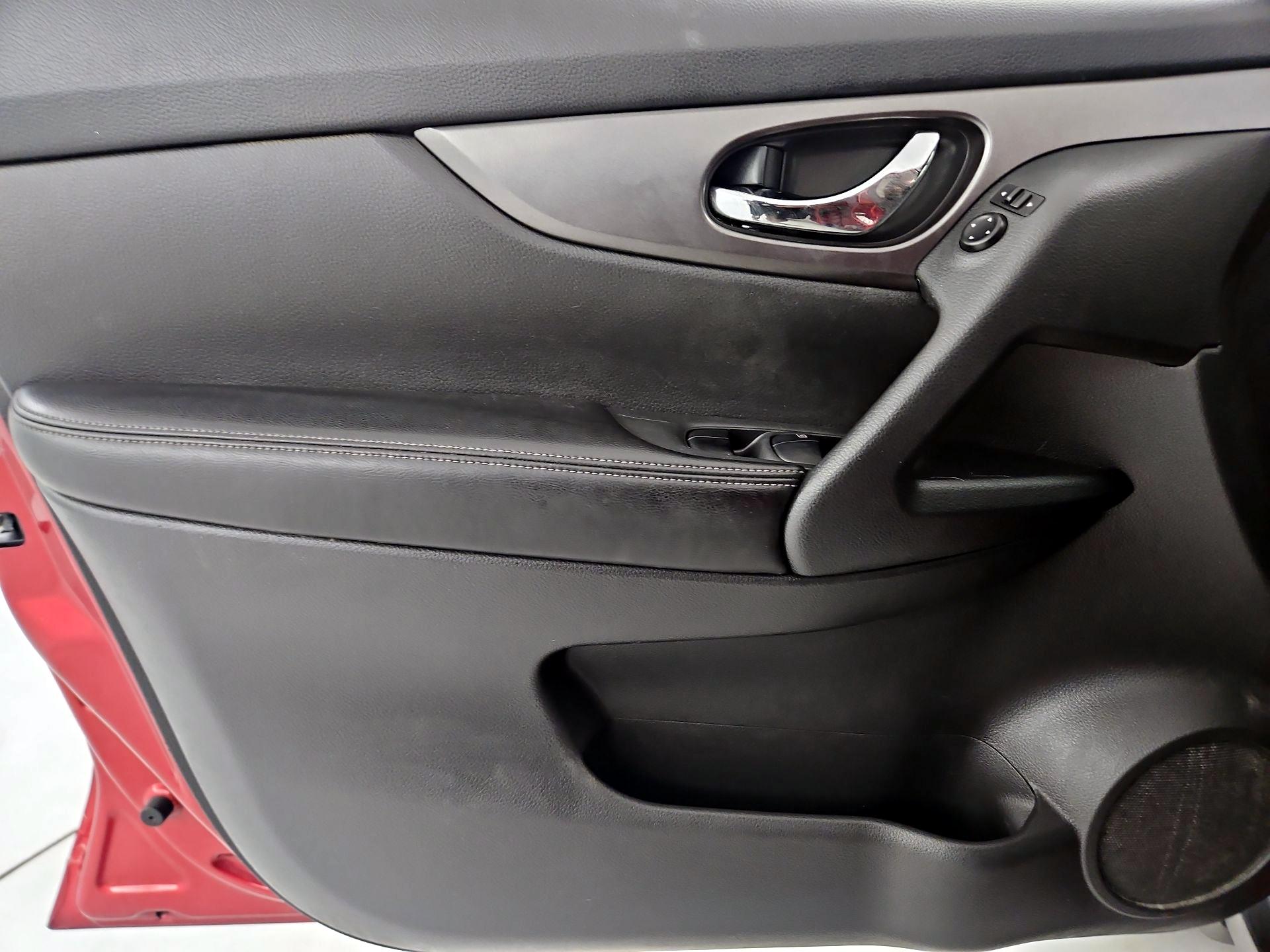 Thumbnail: 2016 Nissan Rogue - 10
