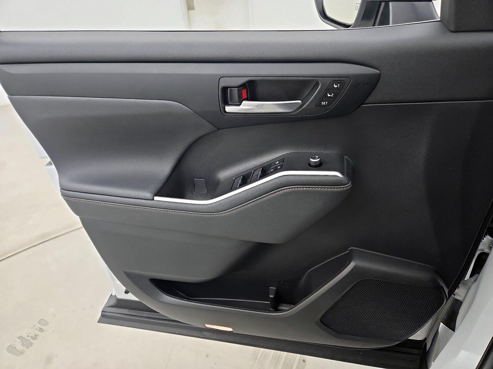 Thumbnail: 2023 Toyota Highlander - 12