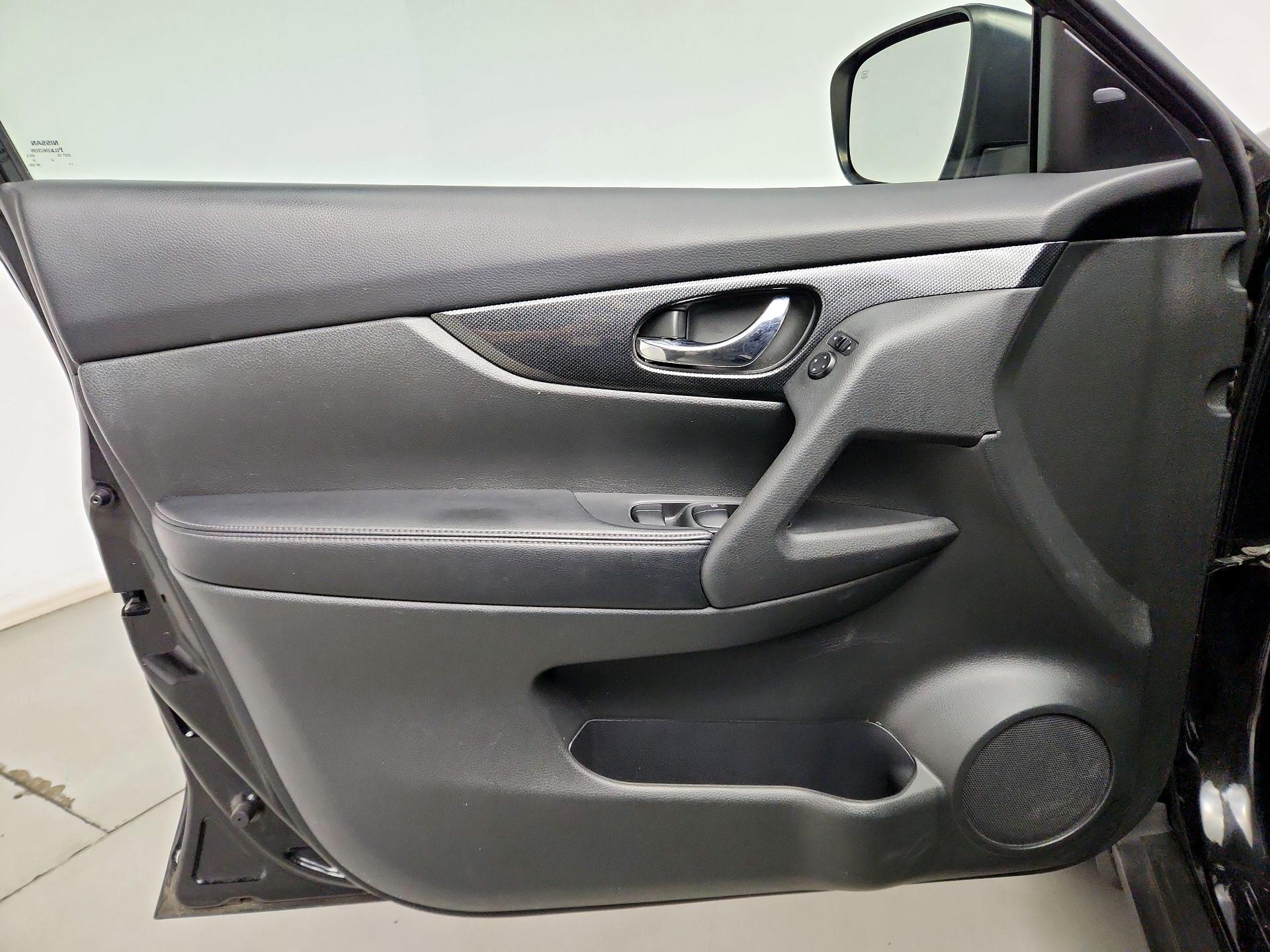Thumbnail: 2016 Nissan Rogue - 12