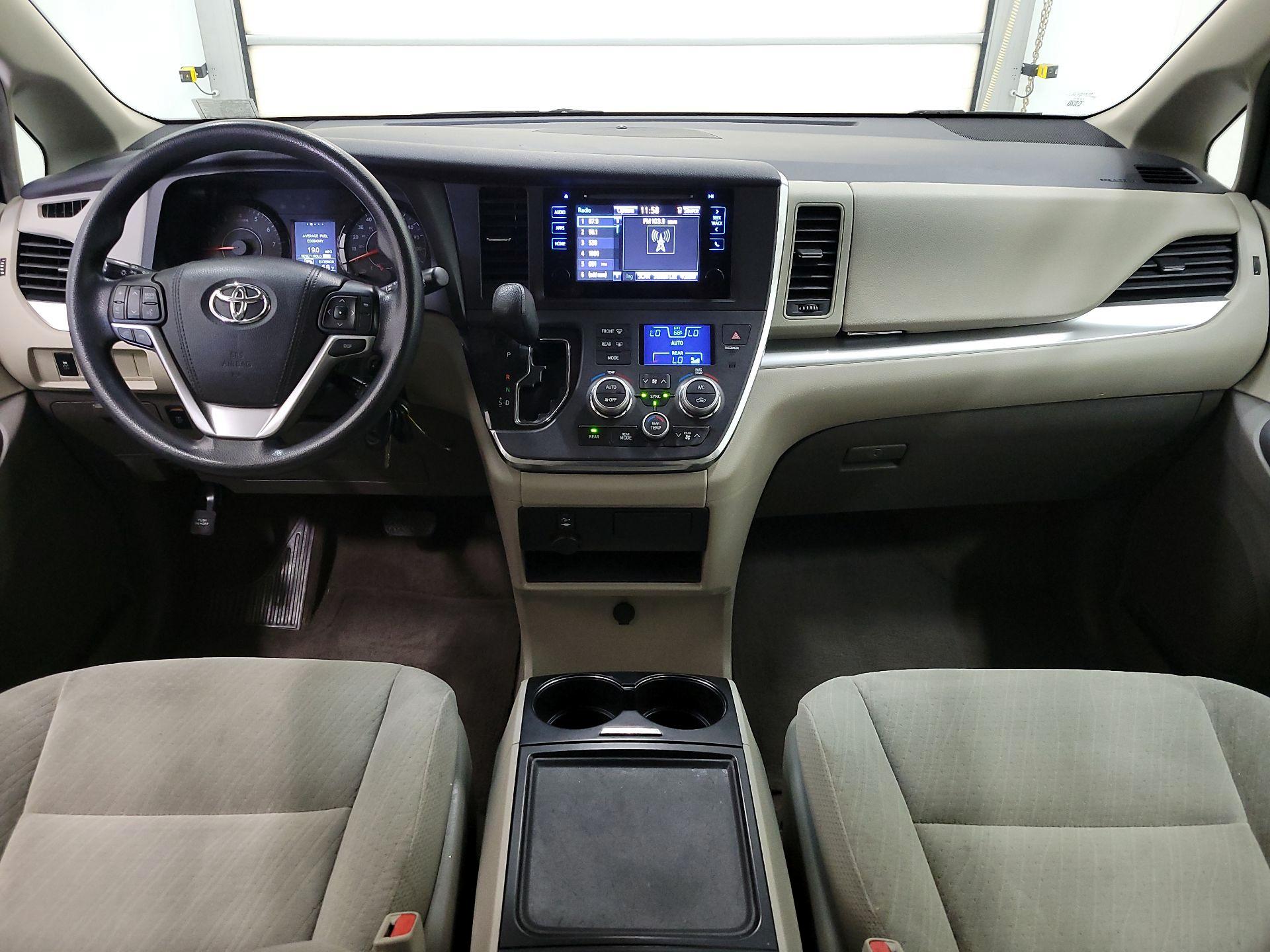 Thumbnail: 2017 Toyota Sienna - 9
