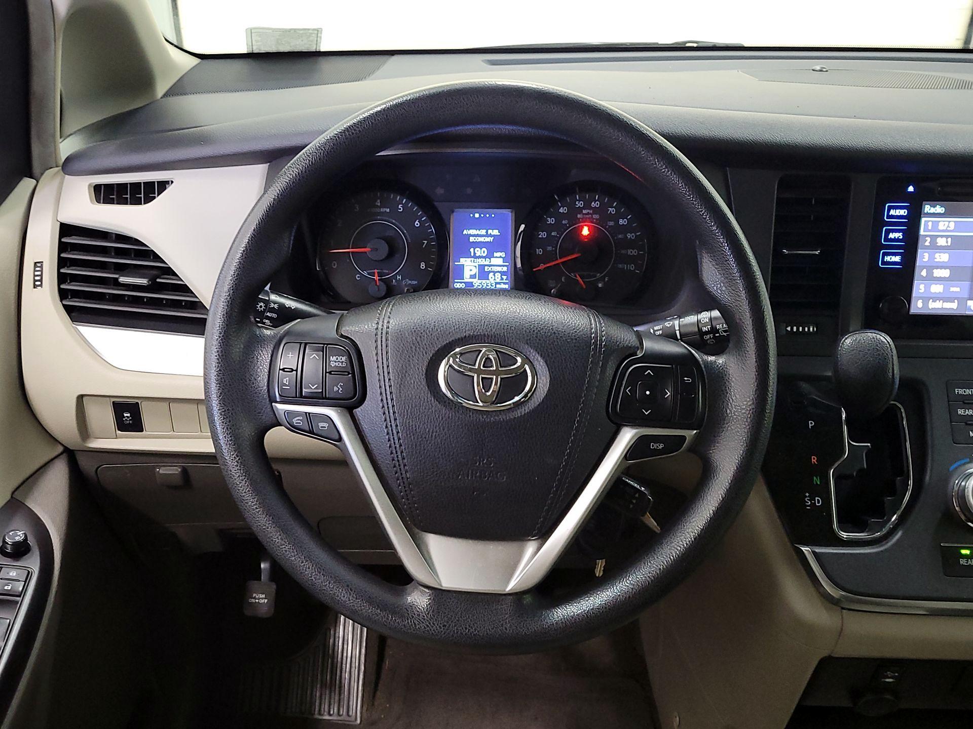Thumbnail: 2017 Toyota Sienna - 10
