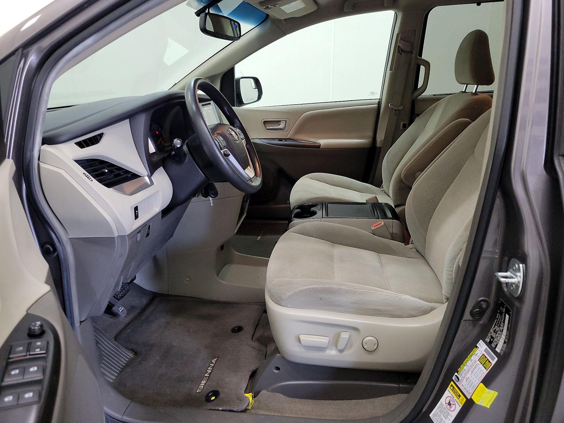 Thumbnail: 2017 Toyota Sienna - 11