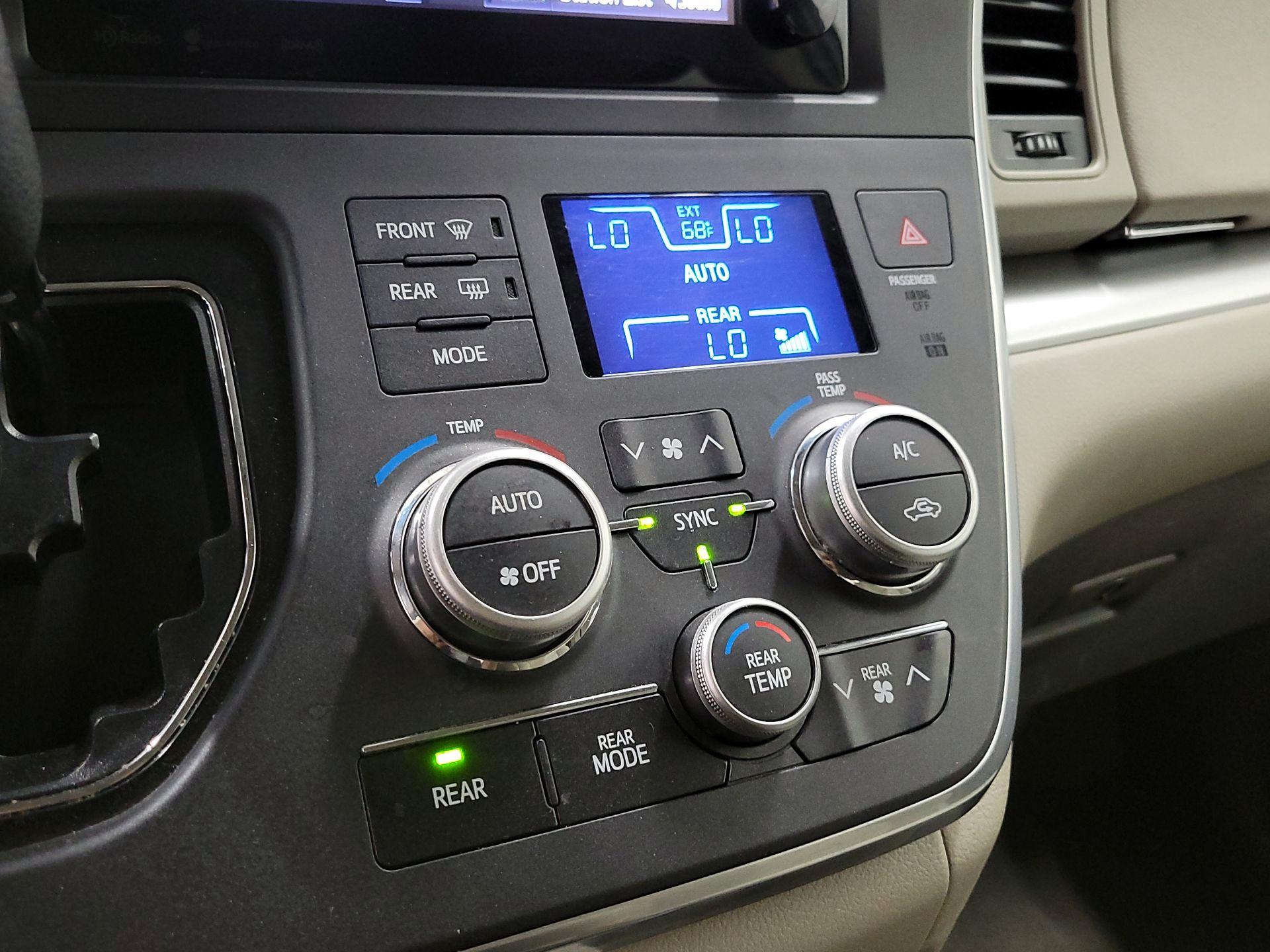 Thumbnail: 2017 Toyota Sienna - 15