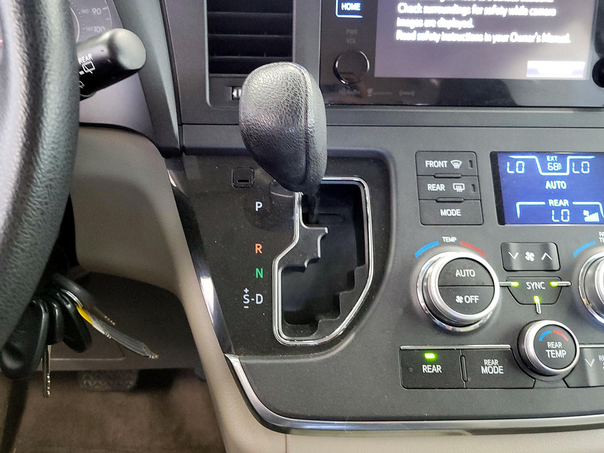Thumbnail: 2017 Toyota Sienna - 16