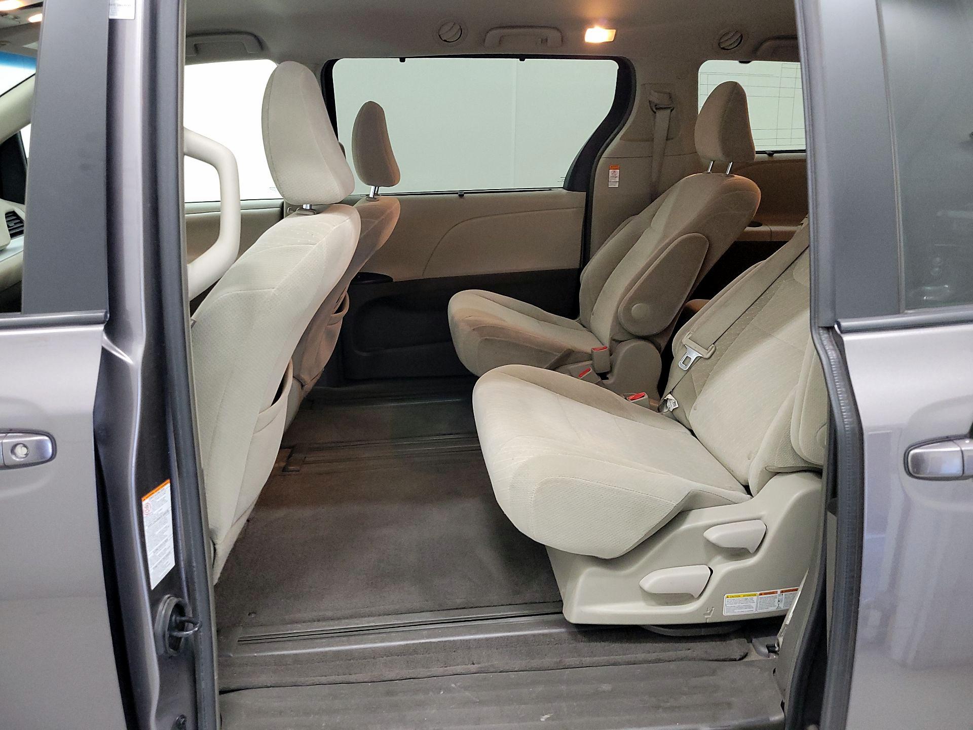 Thumbnail: 2017 Toyota Sienna - 18