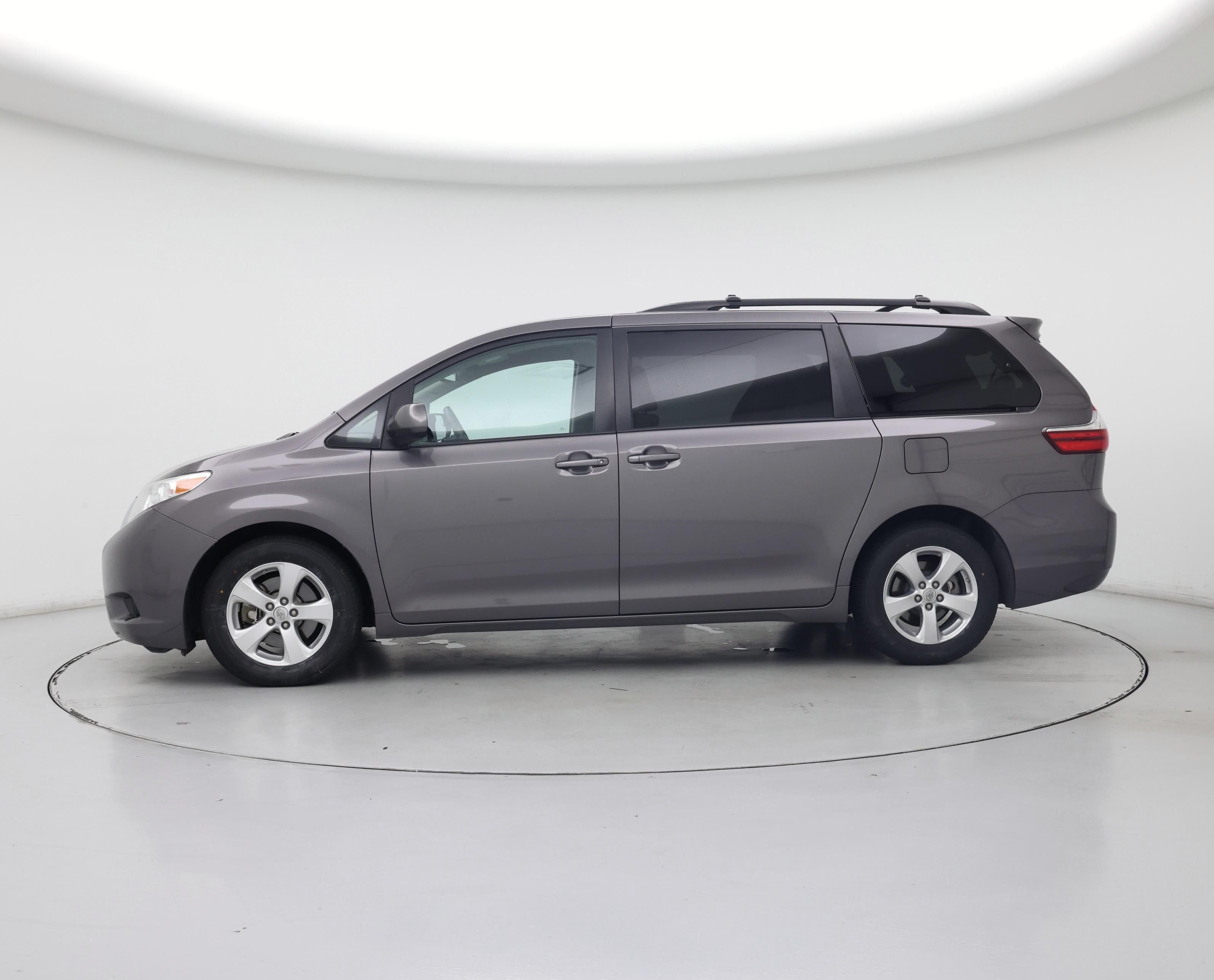Thumbnail: 2017 Toyota Sienna - 3