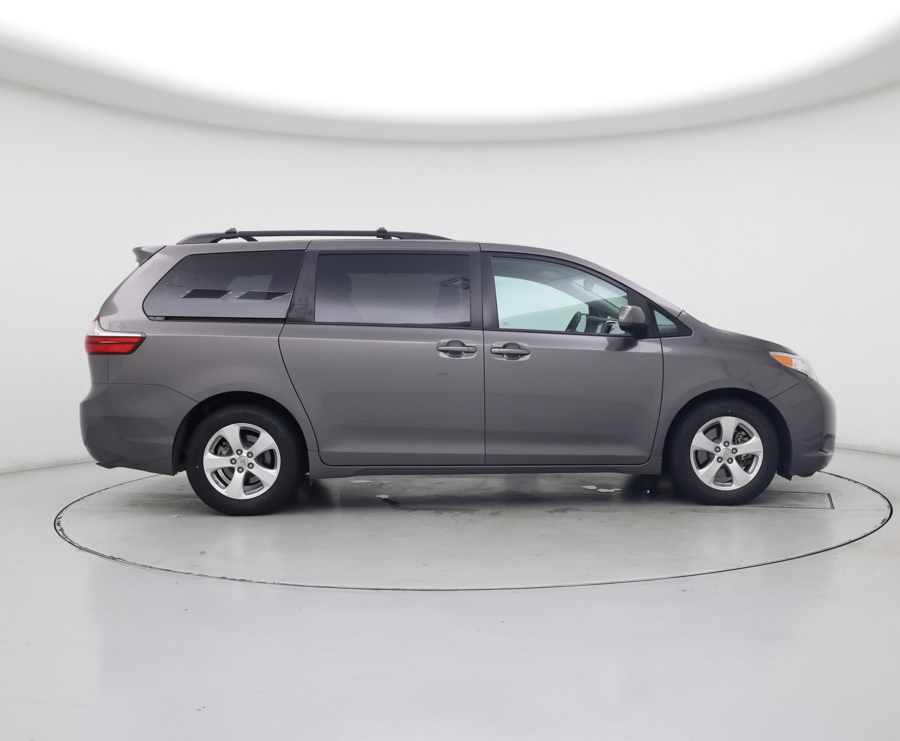 Thumbnail: 2017 Toyota Sienna - 7