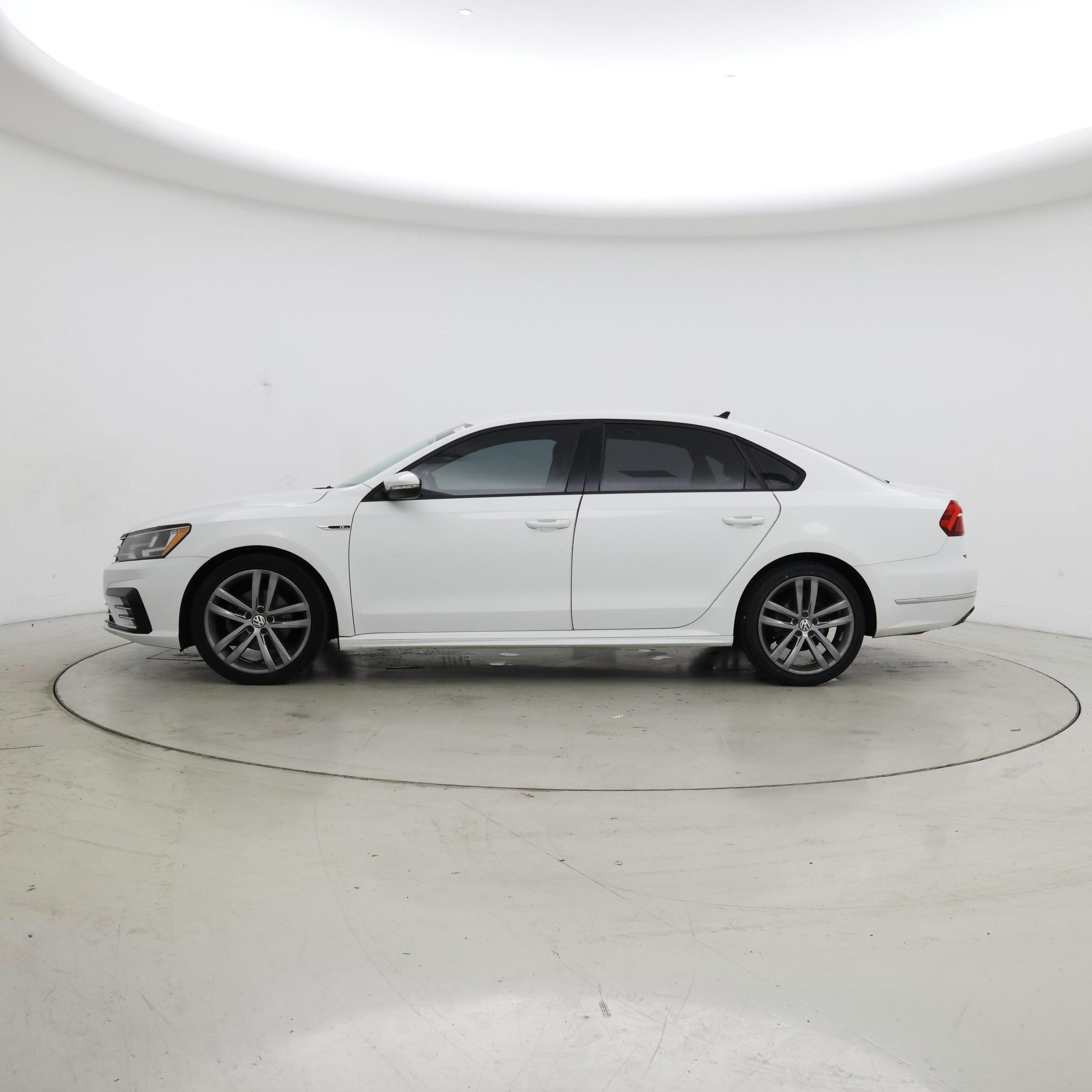 Thumbnail: 2018 Volkswagen Passat - 3