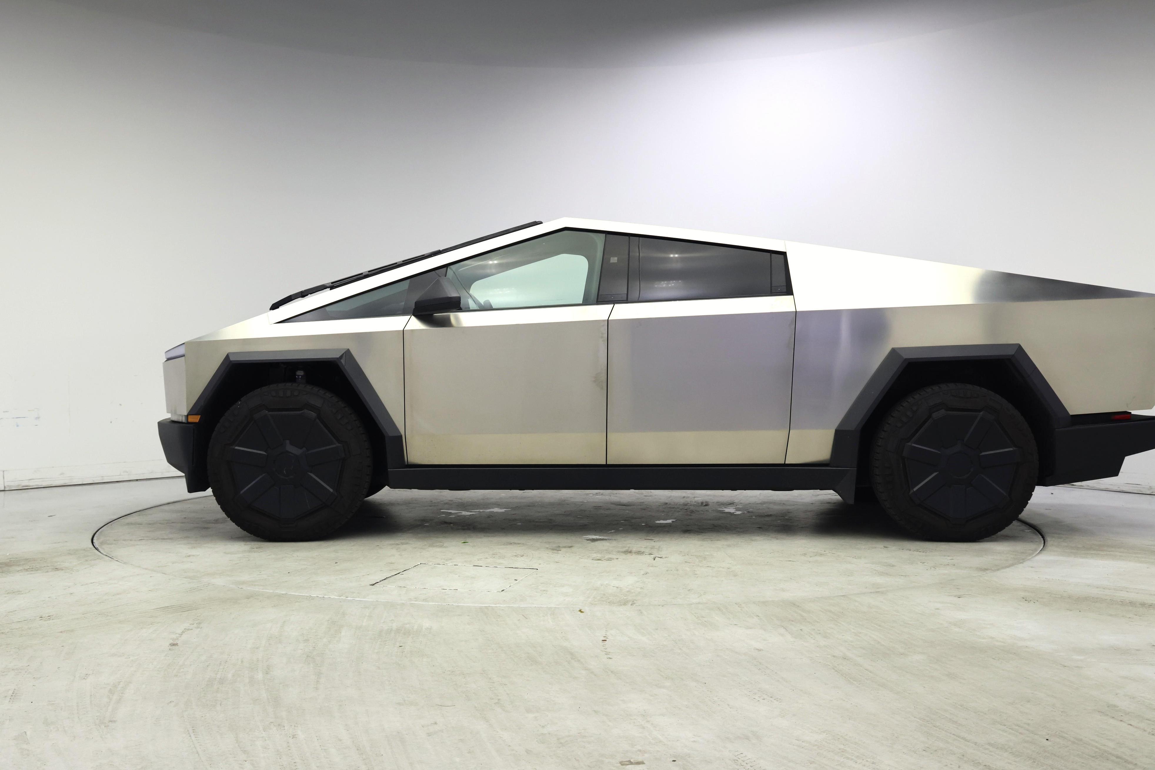 Thumbnail: 2025 Tesla Cybertruck - 3