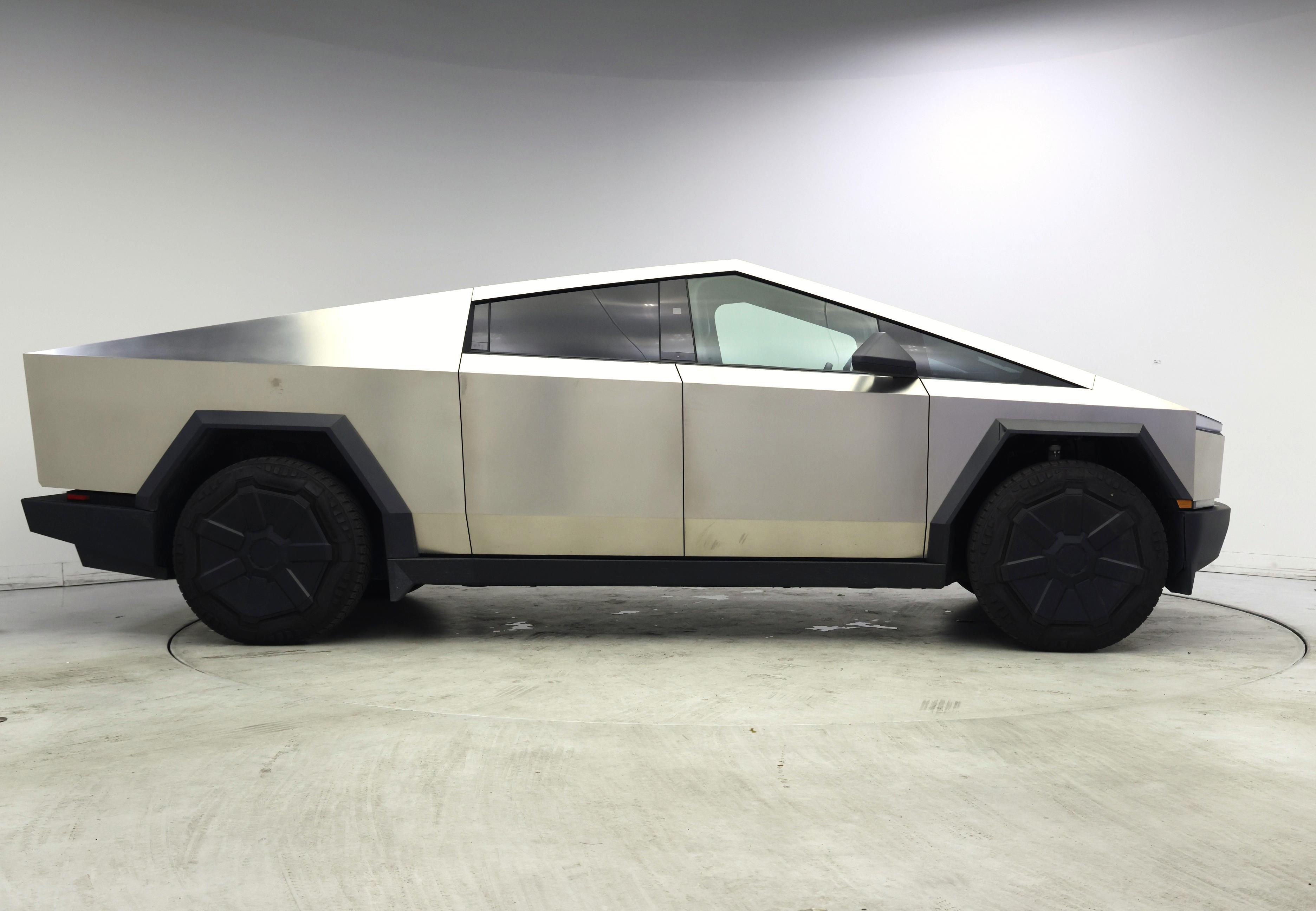 Thumbnail: 2025 Tesla Cybertruck - 7