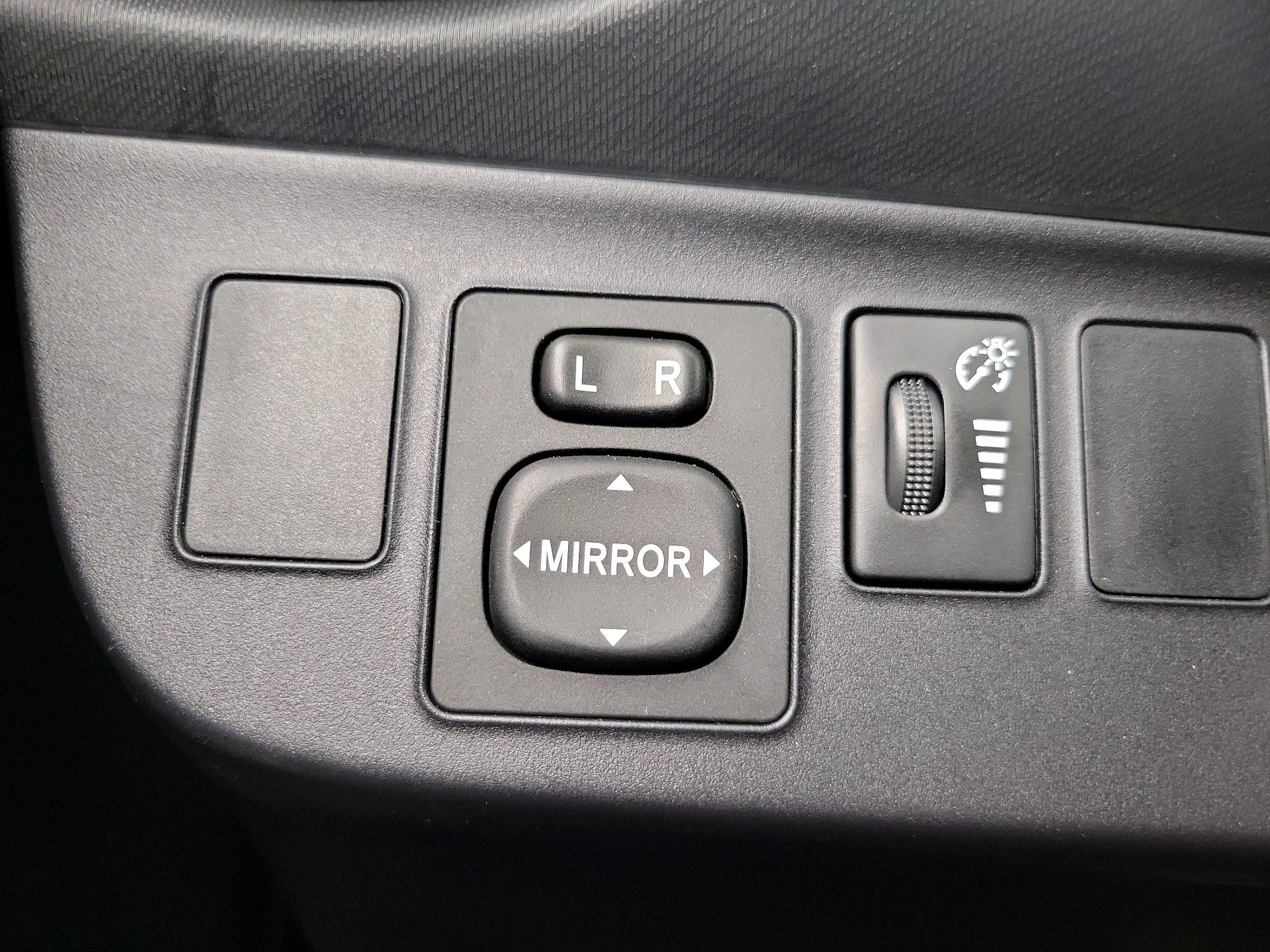 Thumbnail: 2014 Toyota Prius c - 13
