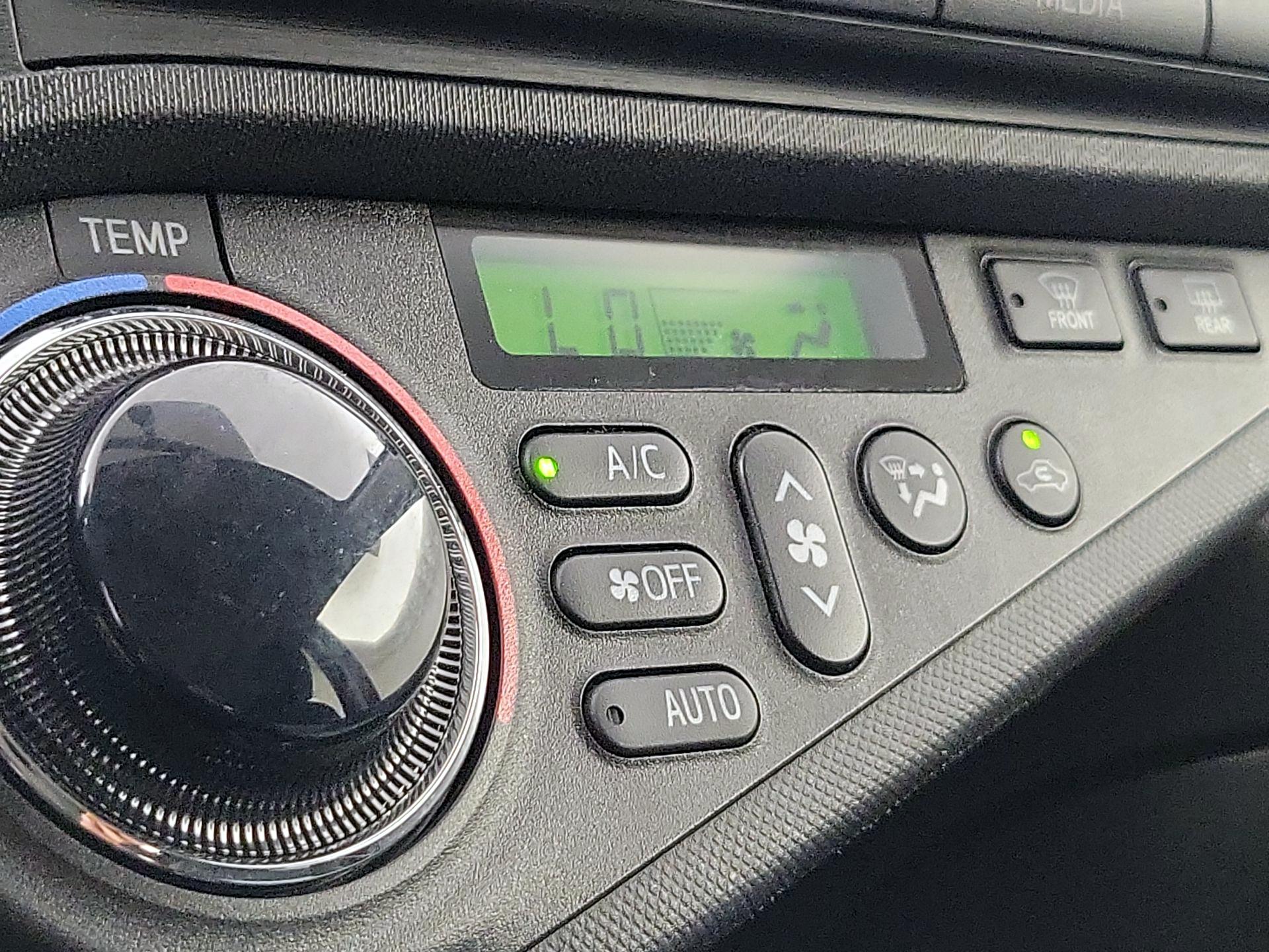 Thumbnail: 2014 Toyota Prius c - 15